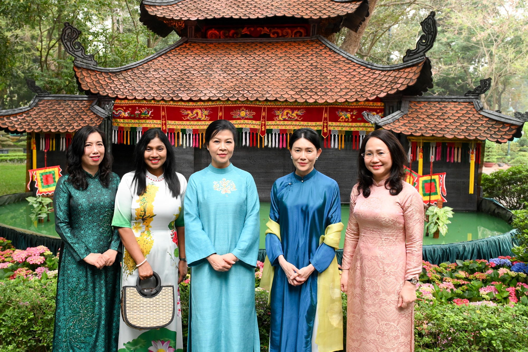 Hai phu nhân cùng đại biểu tại buổi gặp mặt.