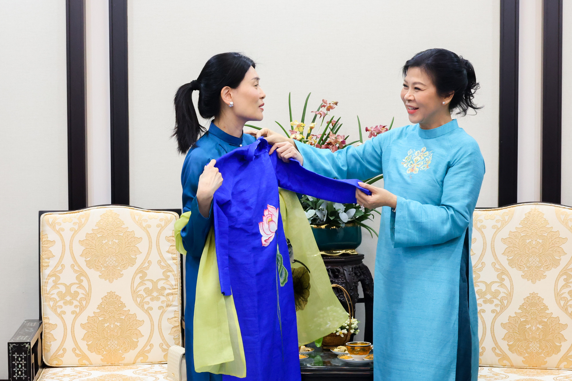 Phu nhân Ngô Phương Ly giới thiệu về ý tưởng thiết kế chiếc áo dài dành riêng tặng Phu nhân Loo Tze Lui.