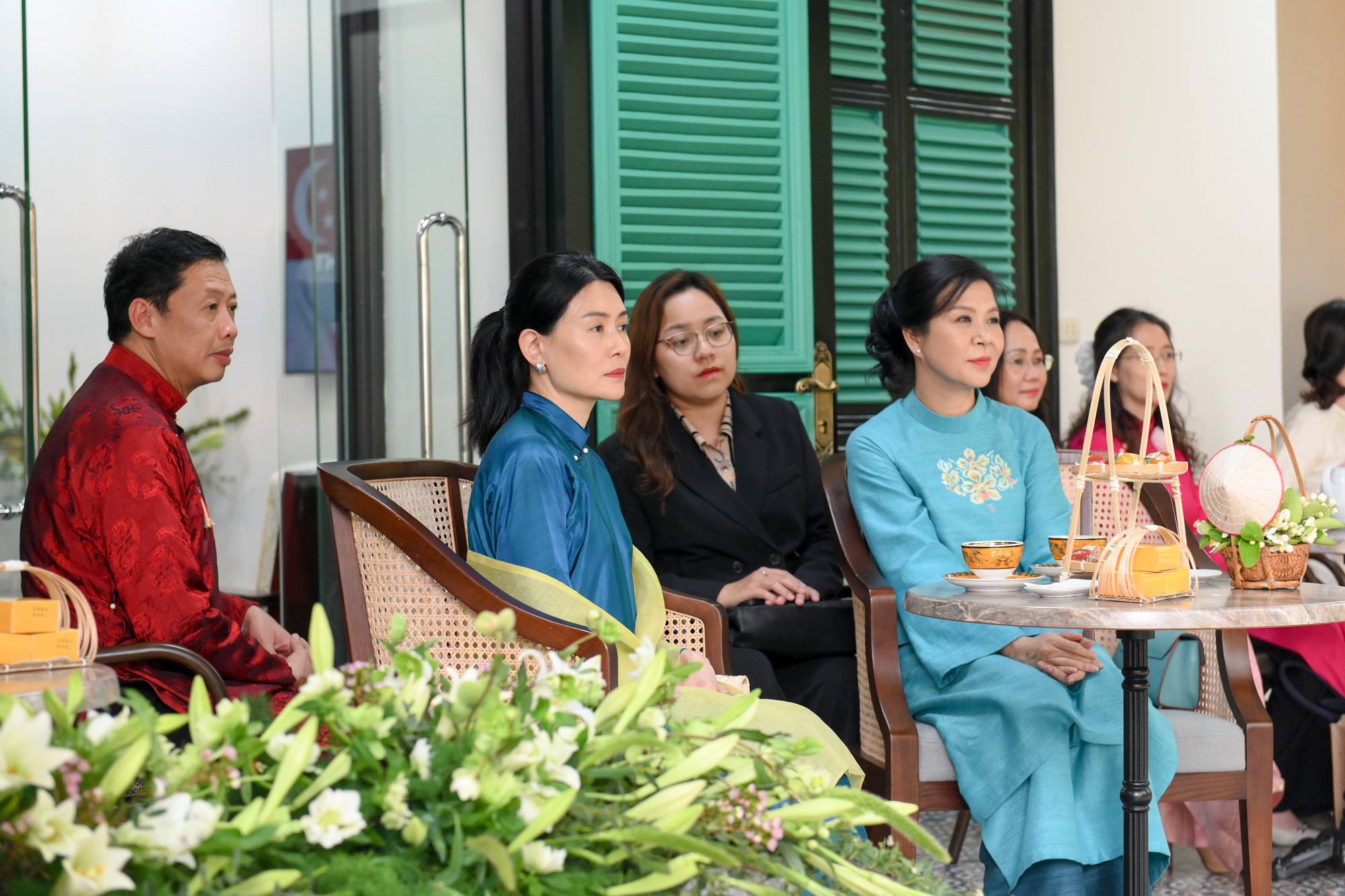 Hai Phu nhân thưởng thức nghệ thuật múa rối nước truyền thống Việt Nam.