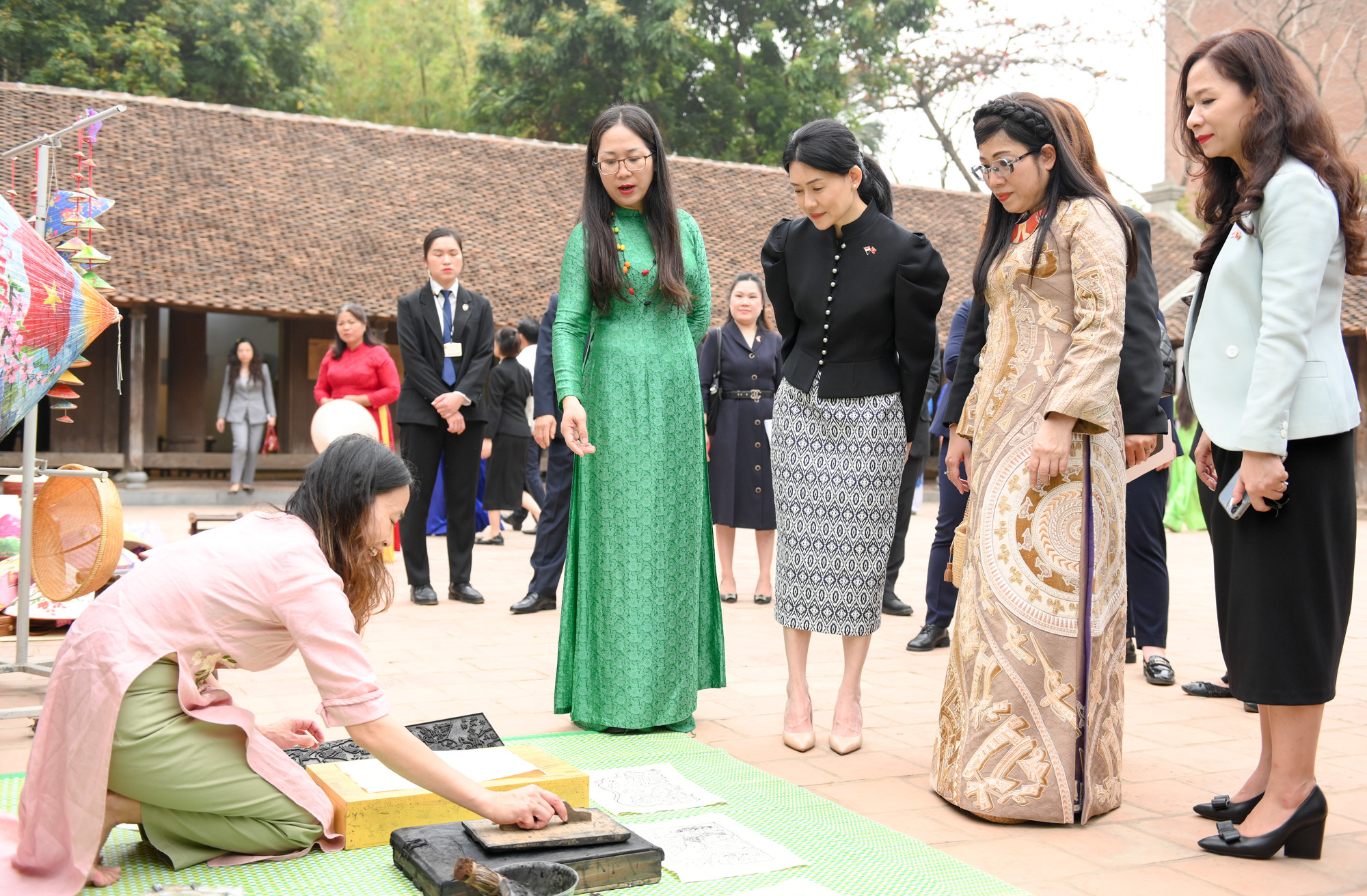 Bà Loo Tze Lui, Phu nhân Thủ tướng Singapore Lawrence Wong và bà Lê Thị Bích Trân, Phu nhân Thủ tướng Việt Nam Phạm Minh Chính trải nghiệm không gian tranh Đông Hồ. Bà Loo Tze Lui, Phu nhân Thủ tướng Singapore Lawrence Wong và bà Lê Thị Bích Trân, Phu nhân Thủ tướng Việt Nam Phạm Minh Chính trải nghiệm không gian tranh Đông Hồ.