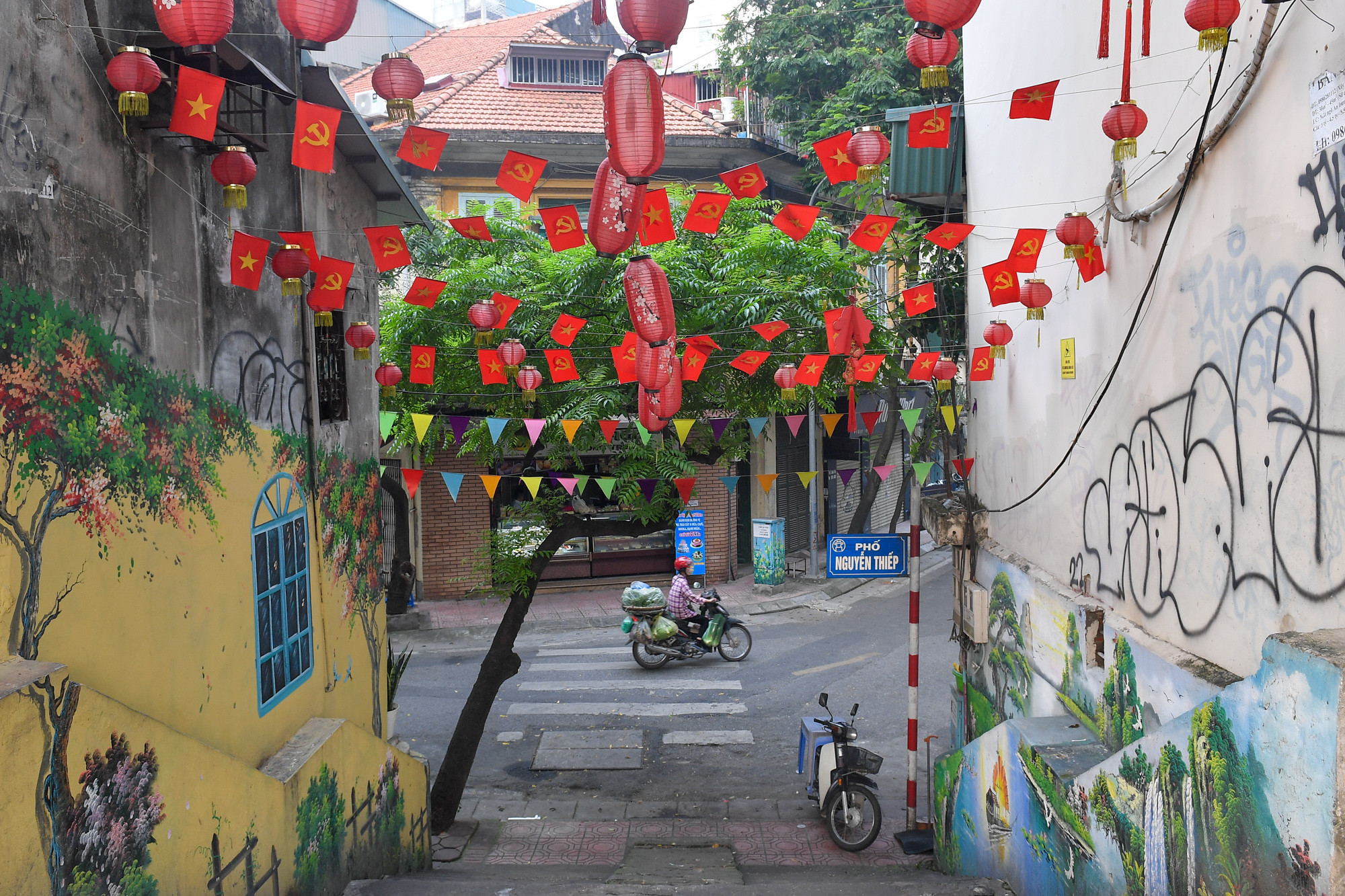 Phố Nguyễn Thiếp được trang hoàng bằng những lá cờ. Phố Nguyễn Thiếp được trang hoàng bằng những lá cờ.
