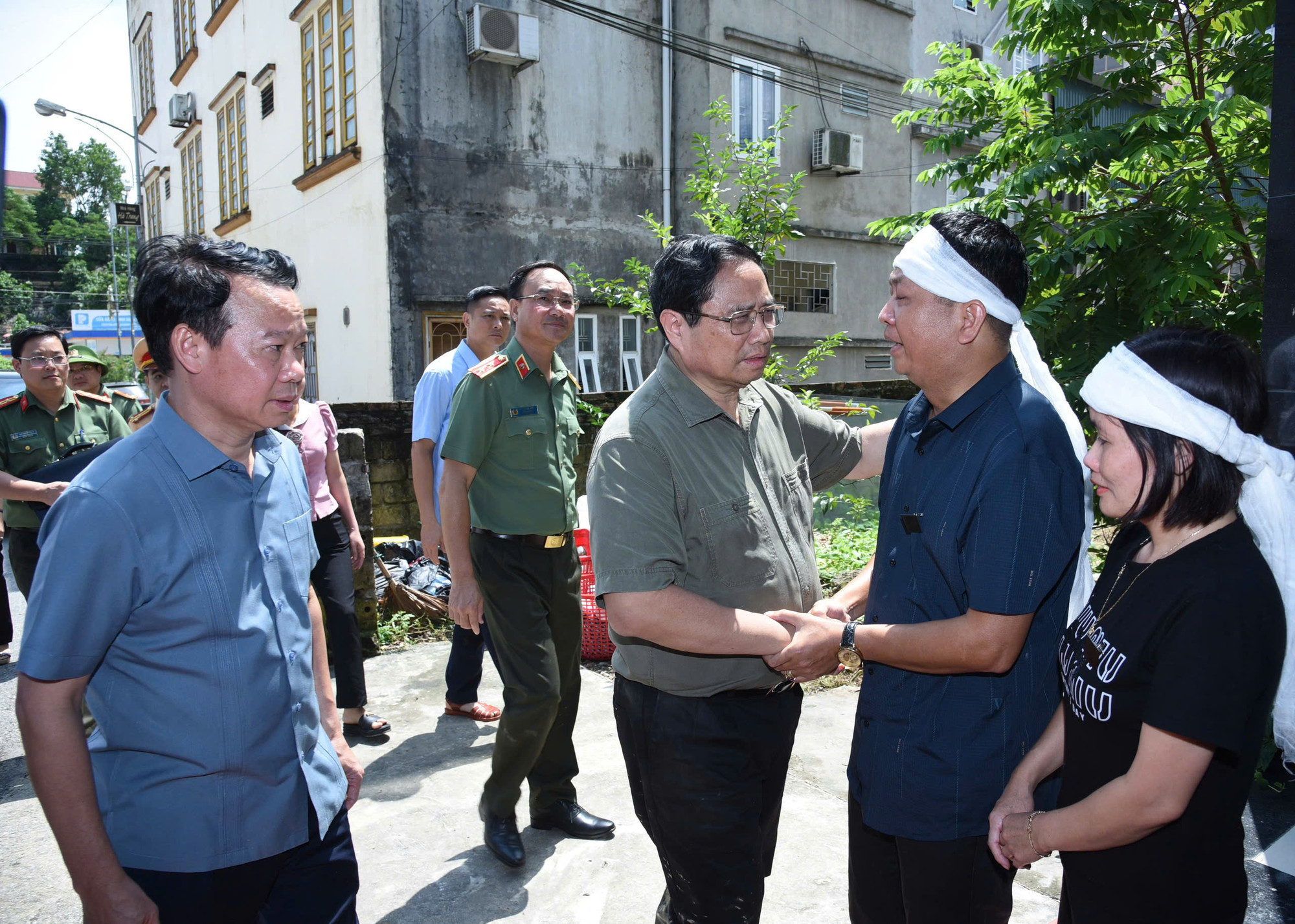 Thủ tướng Phạm Minh Chính thăm hỏi và chia buồn với gia đình có người gặp nạn do bão lũ gây ra trên địa bàn tỉnh Yên Bái.