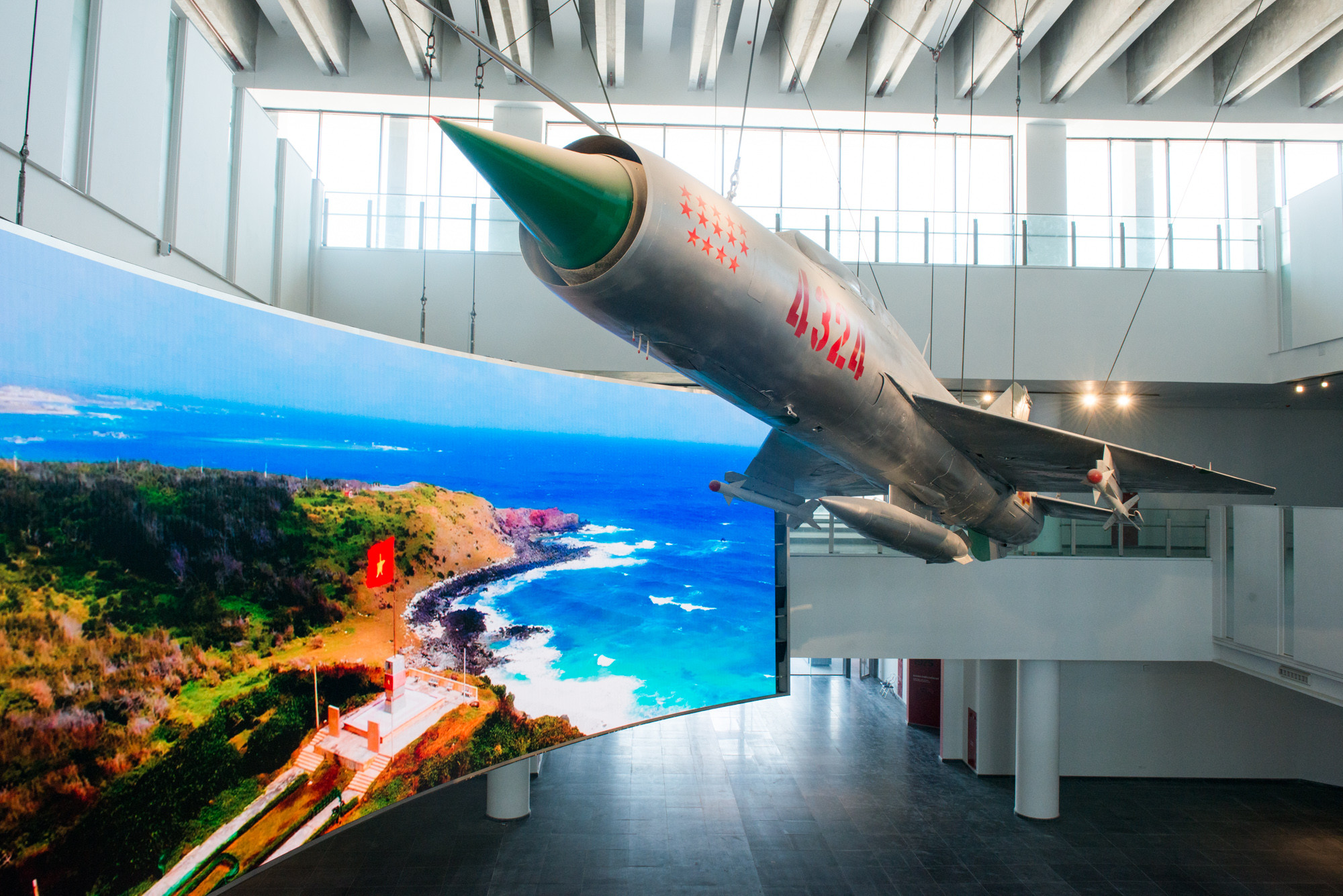 Trong cuộc kháng chiến chống Mỹ, cứu nước, từng có 9 phi công điều khiển chiếc MiG-21 4324, đã xuất kích 69 lần, gặp địch 22 lần, xạ kích 16 lần, bắn rơi 14 máy bay Mỹ. Trên thân của chiếc MiG-21 in hình 14 ngôi sao màu đỏ, tượng trưng cho 14 máy bay địch bị bắn hạ. Chiếc máy bay này được Thủ tướng Chính phủ công nhận Bảo vật quốc gia ngày 14/1/2015.