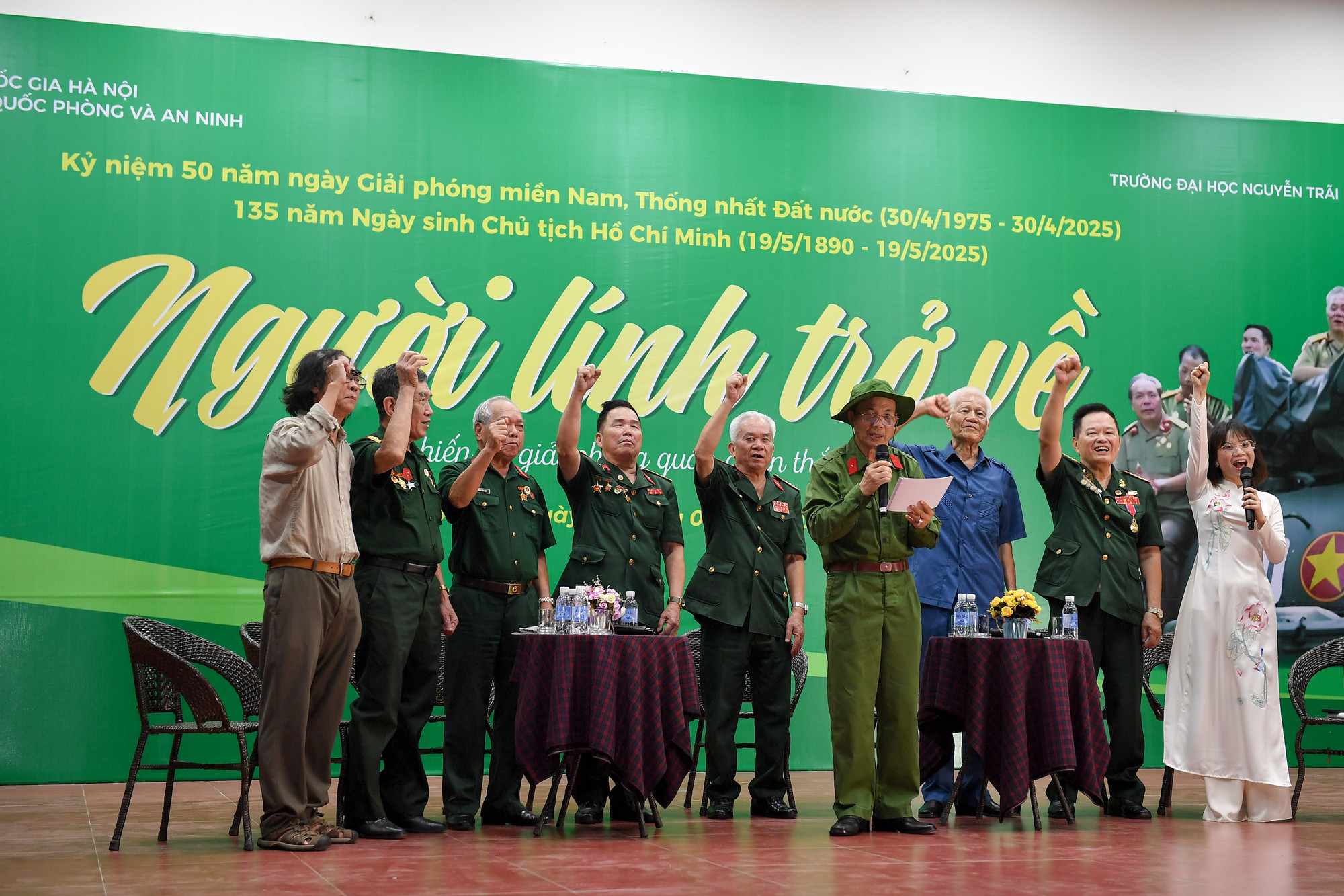 Các đại biểu cùng gần 3.000 sinh viên hô vang khẩu hiệu thể hiện tinh thần yêu nước. Các đại biểu cùng gần 3.000 sinh viên hô vang khẩu hiệu thể hiện tinh thần yêu nước.