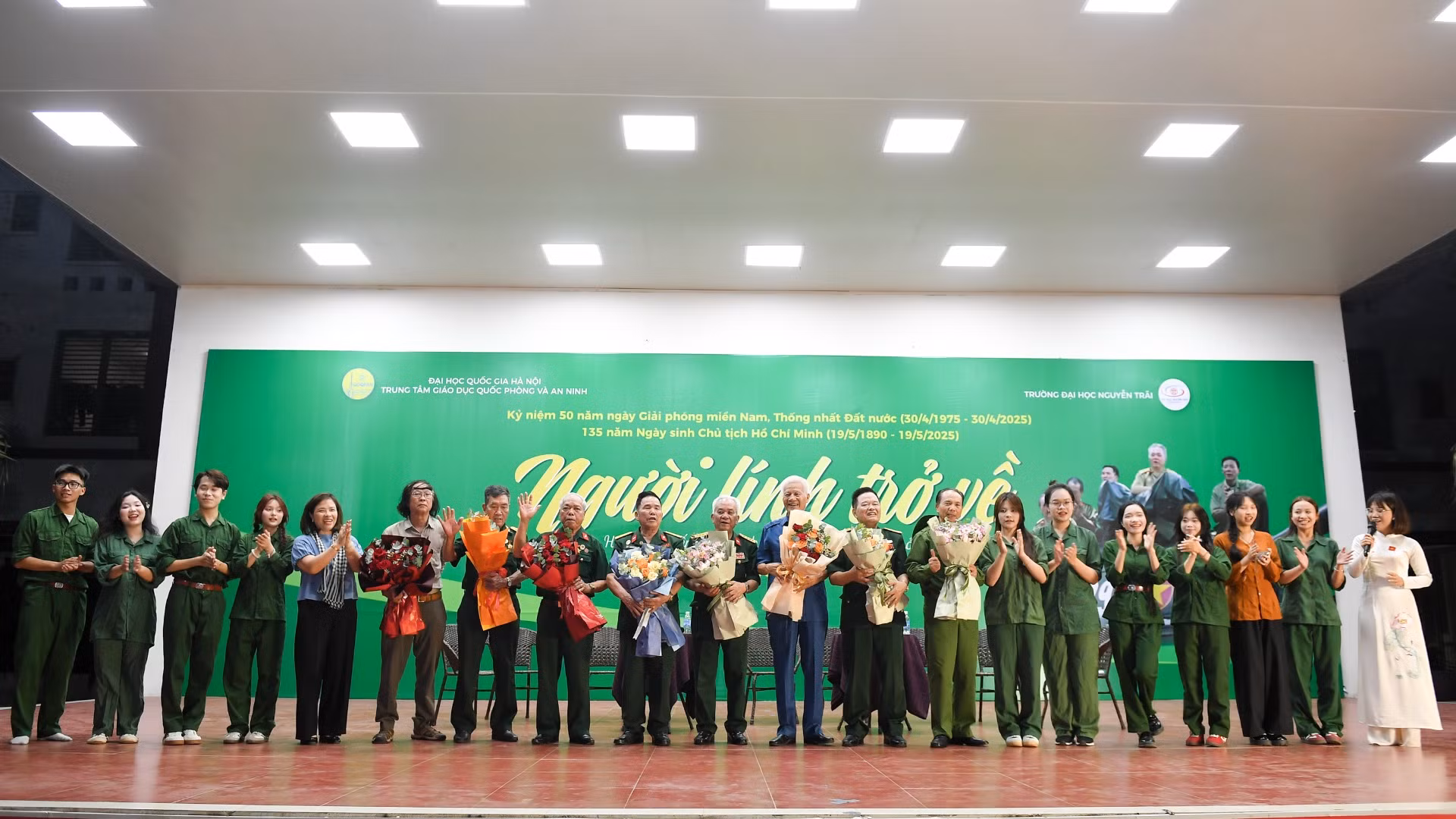 Các bạn sinh viên đại diện cho gần 3.000 sinh viên có mặt tại chương trình tặng hoa cho những nhân chứng lịch sử.