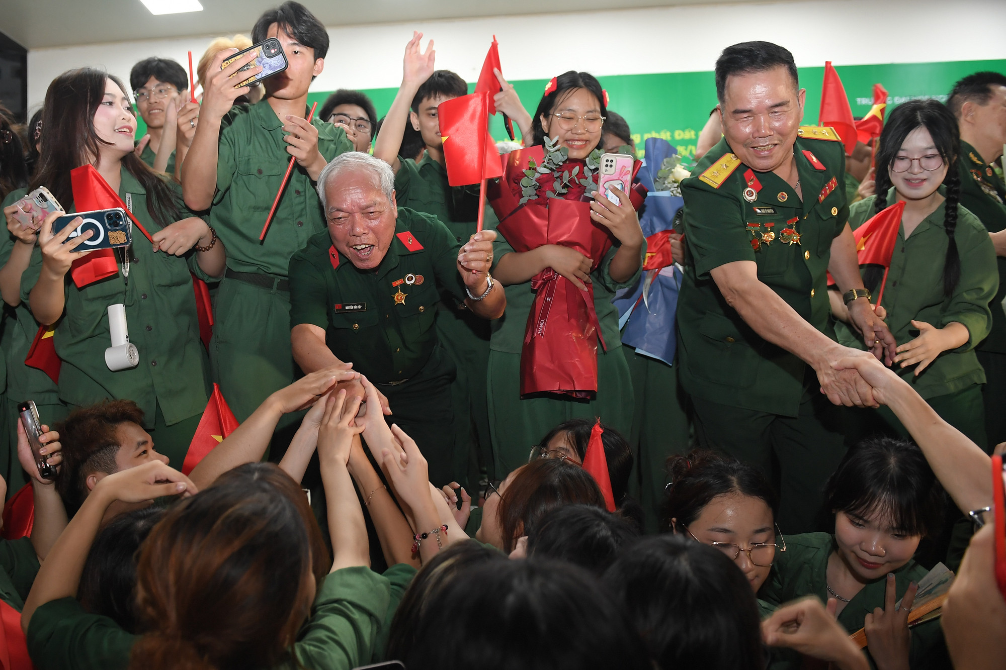 Chương trình “Người lính trở về” muốn gửi gắm thông điệp: Hãy nhìn về quá khứ để tiếp bước vững vàng trong hiện tại và kiến tạo tương lai. Chương trình “Người lính trở về” muốn gửi gắm thông điệp: Hãy nhìn về quá khứ để tiếp bước vững vàng trong hiện tại và kiến tạo tương lai.