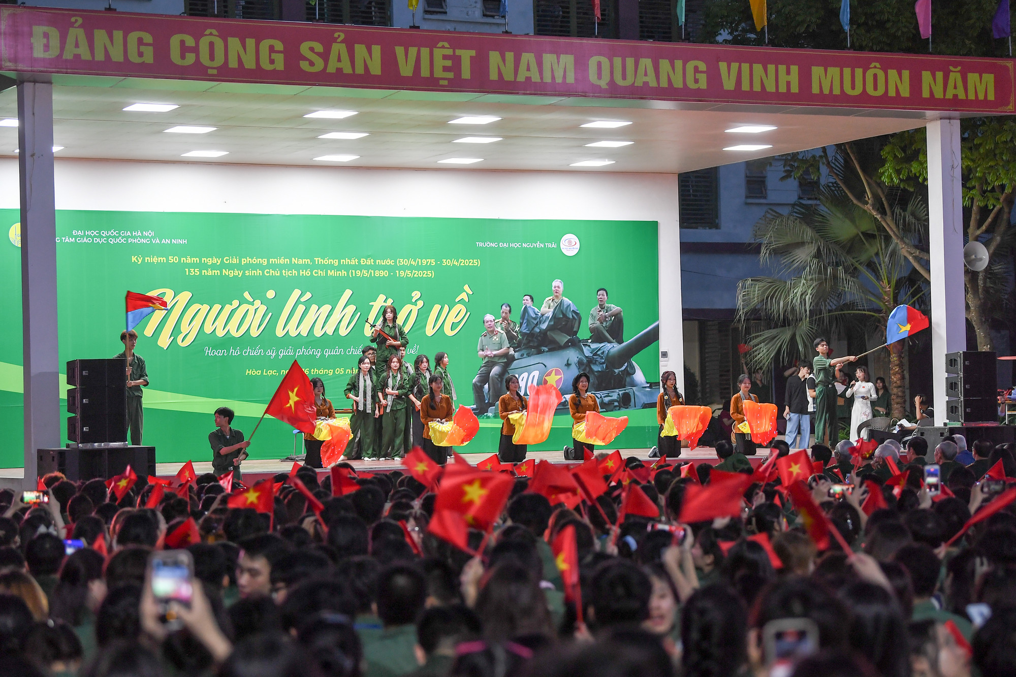 Những tiết mục nghệ thuật được dàn dựng công phu của các sinh viên Trường đại học Nguyễn Trãi. Những tiết mục nghệ thuật được dàn dựng công phu của các sinh viên Trường đại học Nguyễn Trãi.