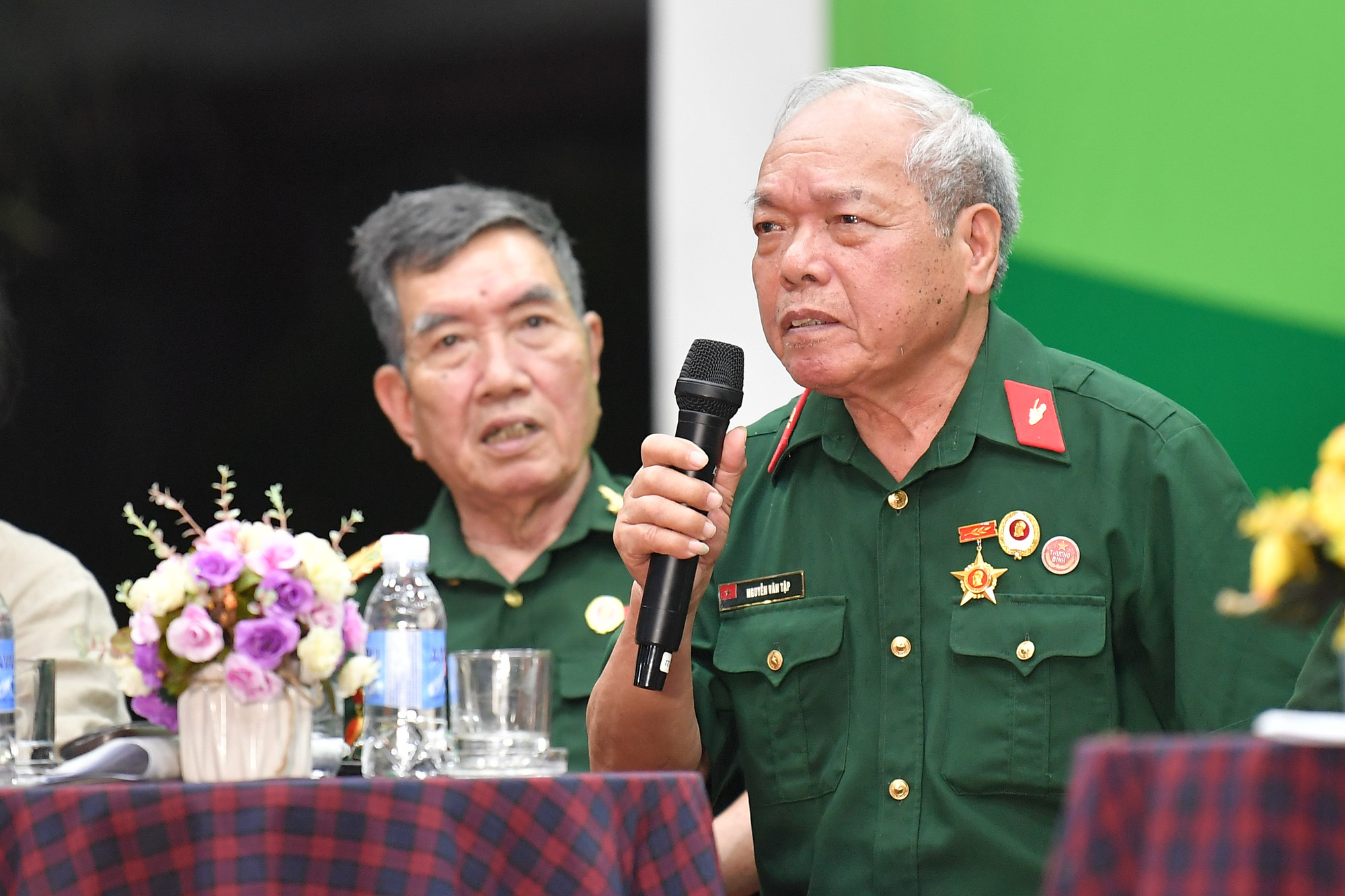 Nhân chứng lịch sử kể lại những câu chuyện đầy xúc động. Nhân chứng lịch sử kể lại những câu chuyện đầy xúc động.