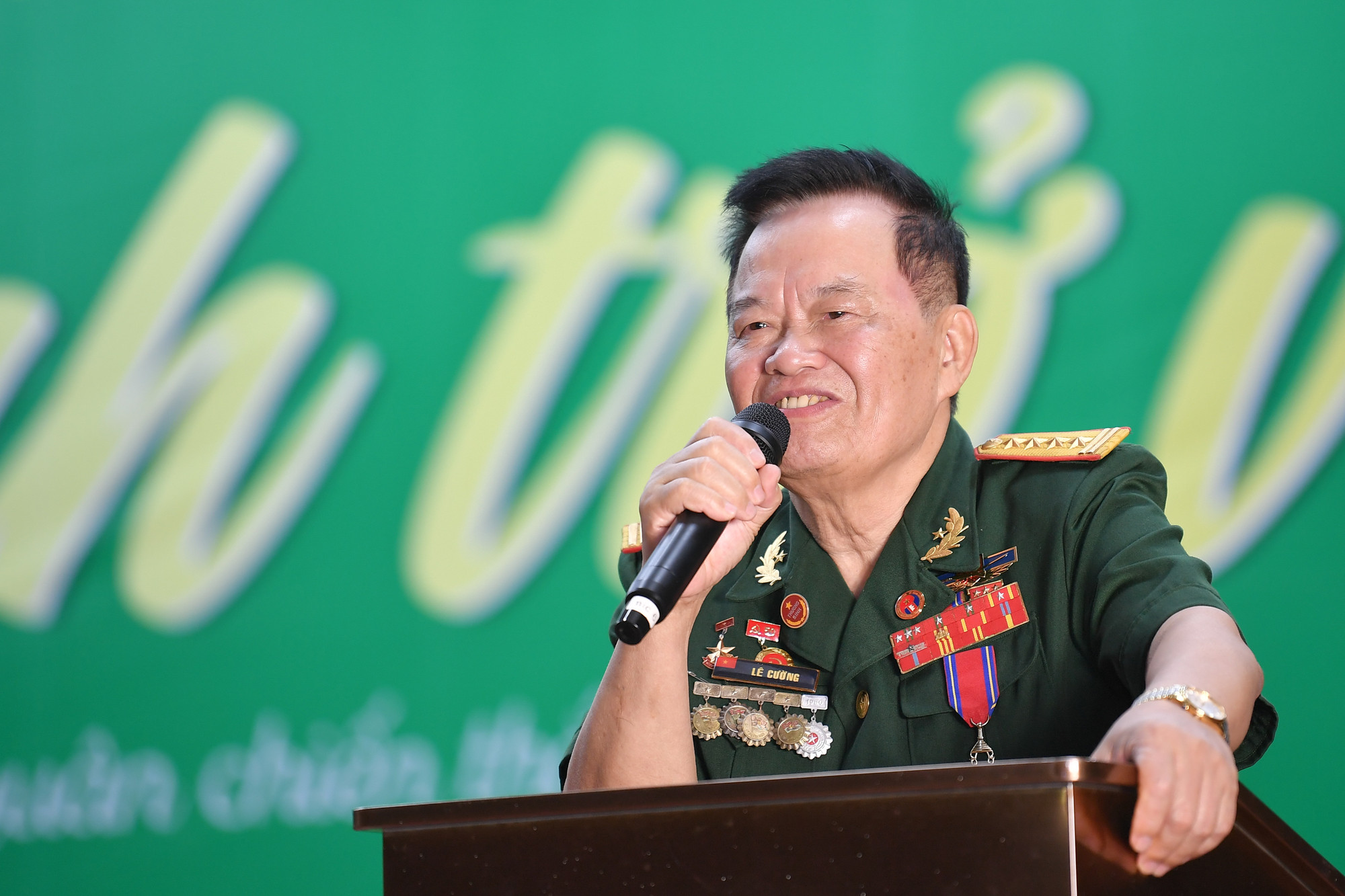 Đại tá Lê Cường, nguyên Phó Cục trưởng Cục Tuyên huấn Tổng cục Chính trị Quân đội nhân dân Việt Nam chia sẻ tại sự kiện. Đại tá Lê Cường, nguyên Phó Cục trưởng Cục Tuyên huấn Tổng cục Chính trị Quân đội nhân dân Việt Nam chia sẻ tại sự kiện.