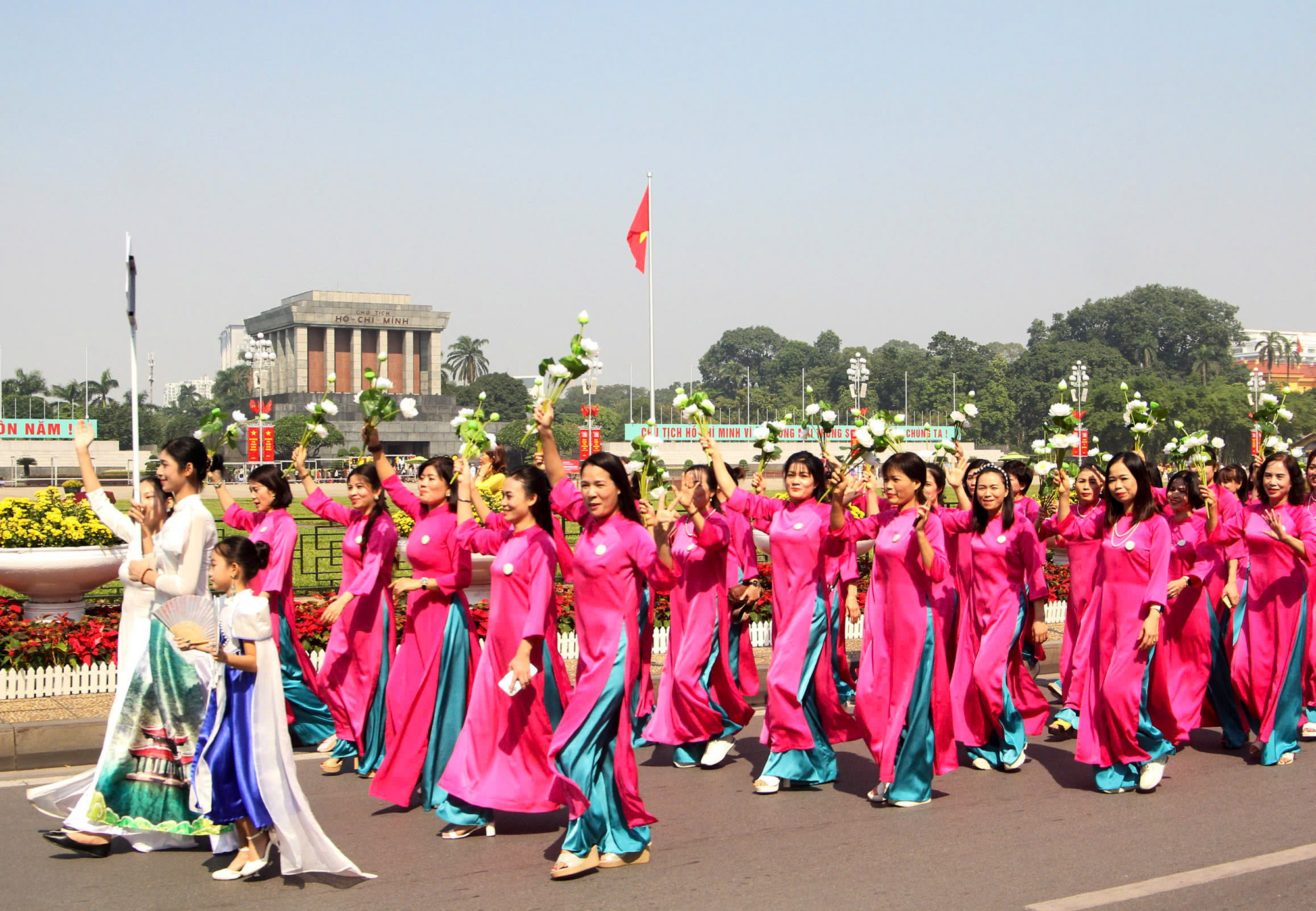 Hoạt động diễu hành của phụ nữ Thủ đô với mong muốn lan tỏa các thông điệp: “Đoàn kết-hữu nghị-hòa bình”, “Phụ nữ Thủ đô hội nhập và phát triển” “Duyên dáng Áo dài Hà Nội”, “Vì Thủ đô văn hiến, văn minh, hiện đại”.