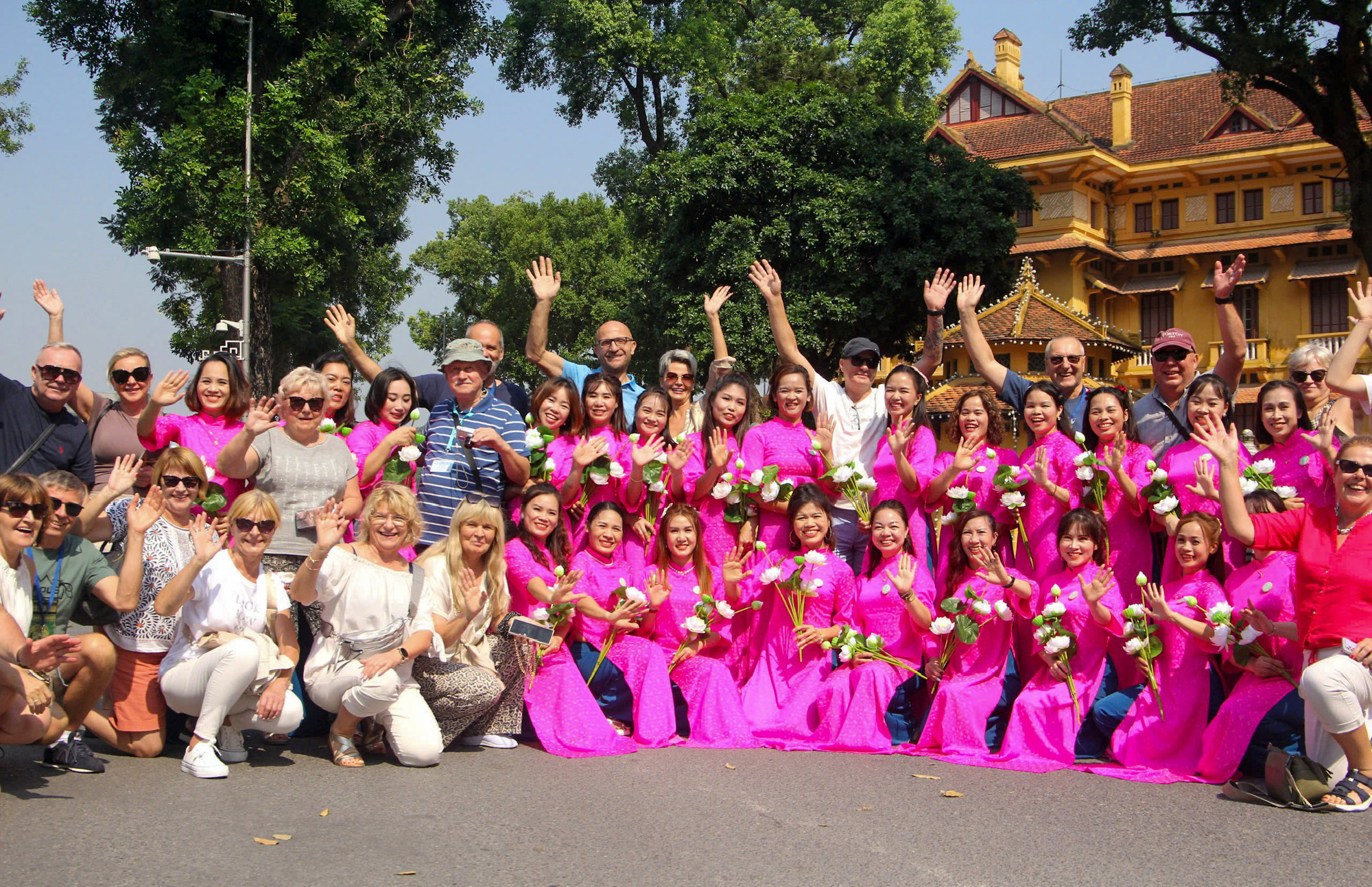Carnaval Áo dài thu hút được sự quan tâm của đông đảo người dân và khách du lịch. Carnaval Áo dài thu hút được sự quan tâm của đông đảo người dân và khách du lịch.