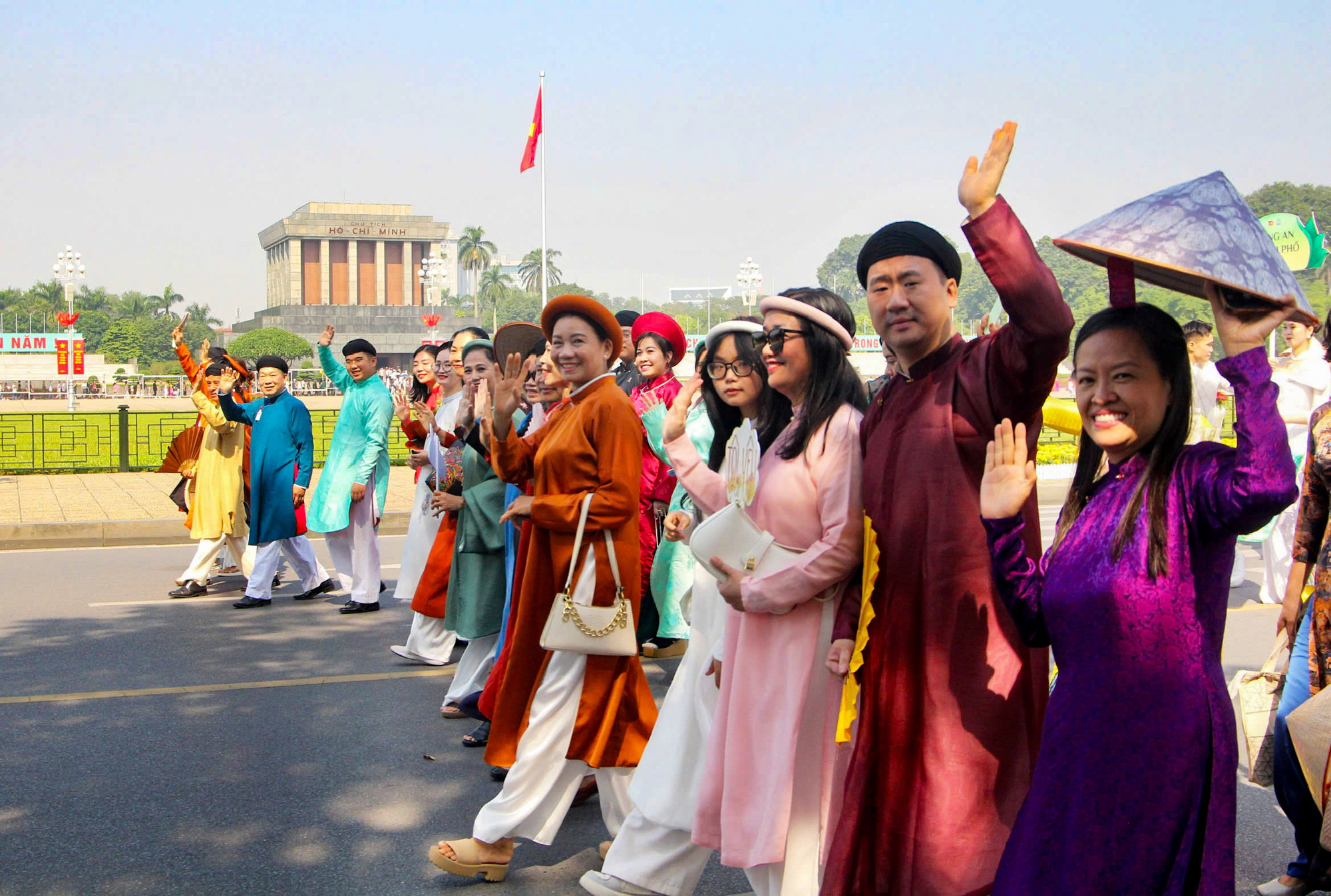 Carnaval Áo dài không chỉ thu hút chị em phụ nữ mà cả nam giới cũng quan tâm.