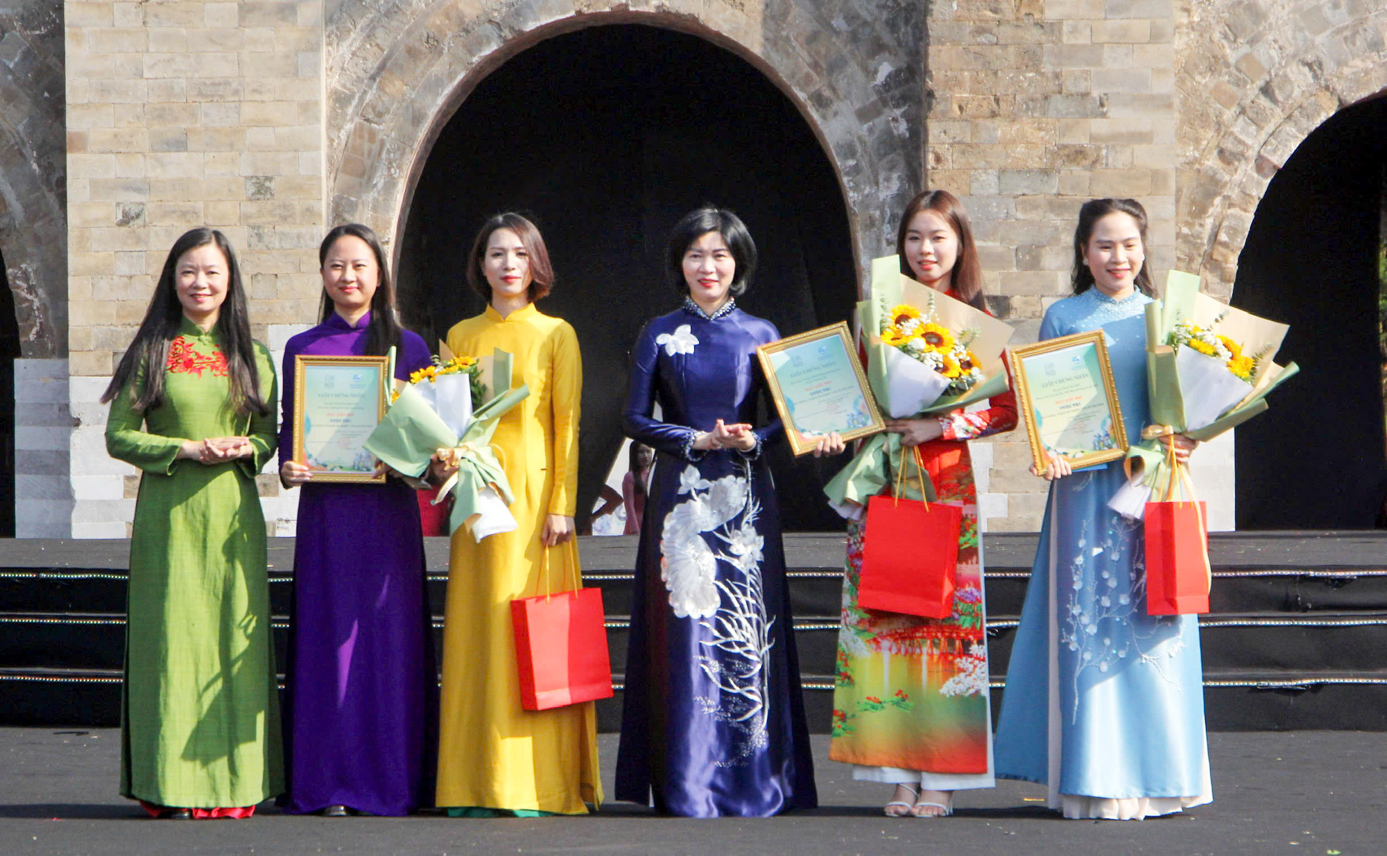 Ban tổ chức đã trao giải cuộc thi thử thách “Check in Hà Nội với Áo dài” tại các điểm di tích lịch sử, danh lam thắng cảnh của Thủ đô.