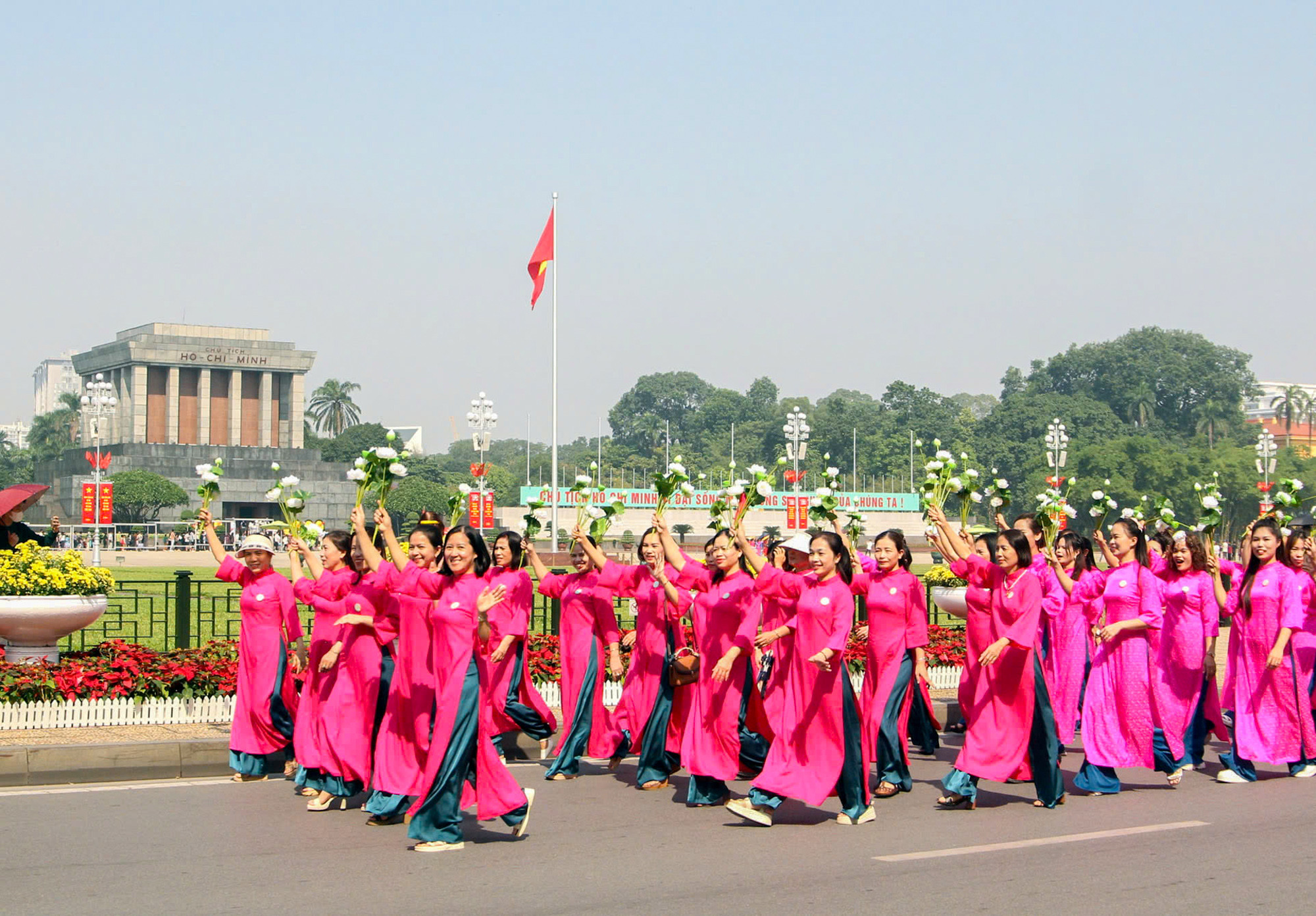 Đoàn phụ nữ diễu hành qua khu vực Lăng Chủ tịch Hồ Chí Minh.