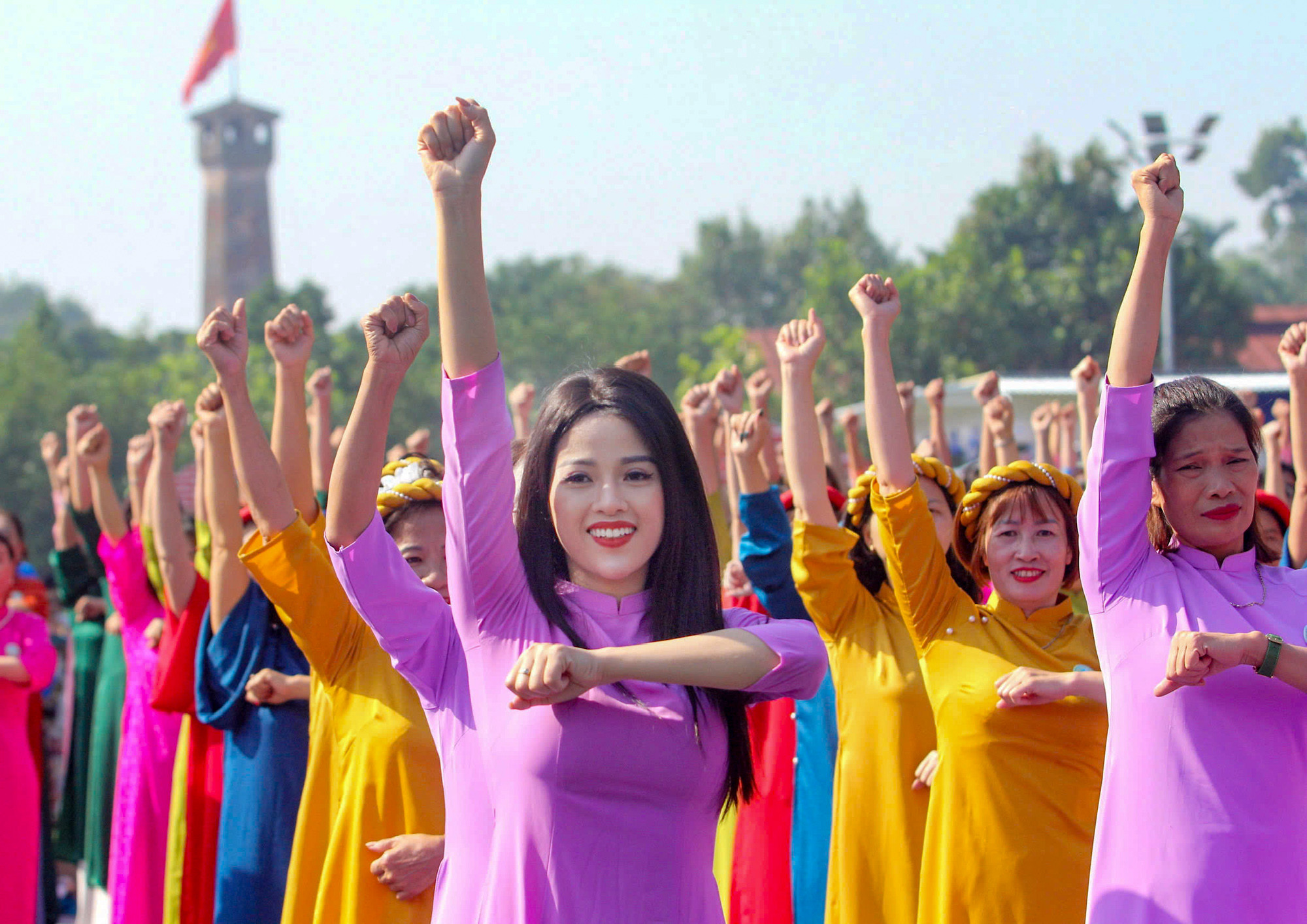 Phụ nữ Thủ đô tham gia sự kiện Carnaval Áo dài "Phụ nữ Thủ đô hội nhập và phát triển”. Phụ nữ Thủ đô tham gia sự kiện Carnaval Áo dài "Phụ nữ Thủ đô hội nhập và phát triển”.