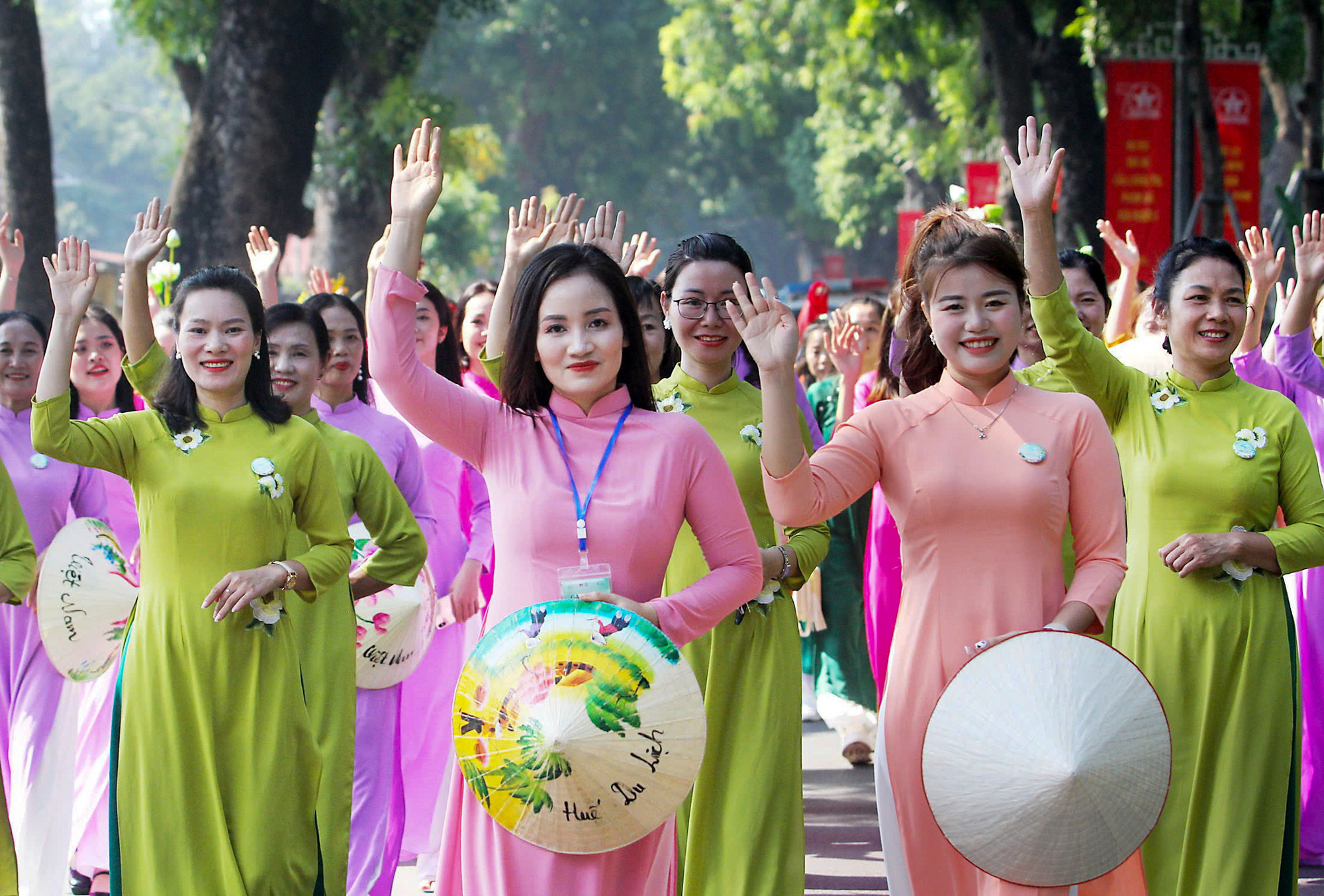 Phụ nữ Thủ đô hào hứng tham gia diễu hành với áo dài.