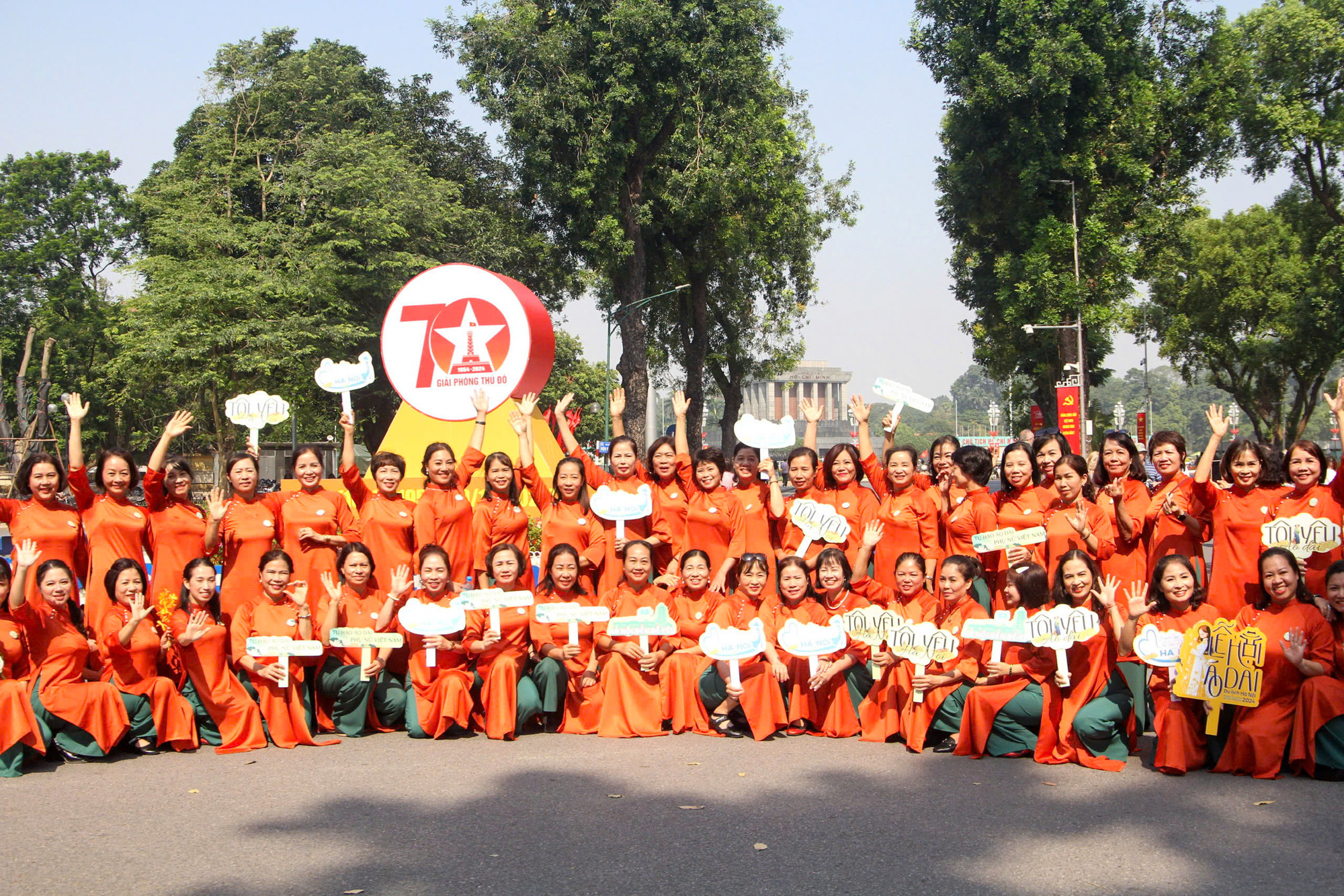 Carnaval Áo dài “Phụ nữ Thủ đô hội nhập và phát triển” năm 2024 là một trong những hoạt động thiết thực của Hội Liên hiệp phụ nữ chào mừng 70 năm Ngày Giải phóng Thủ đô (10/10/1954-10/10/2024).