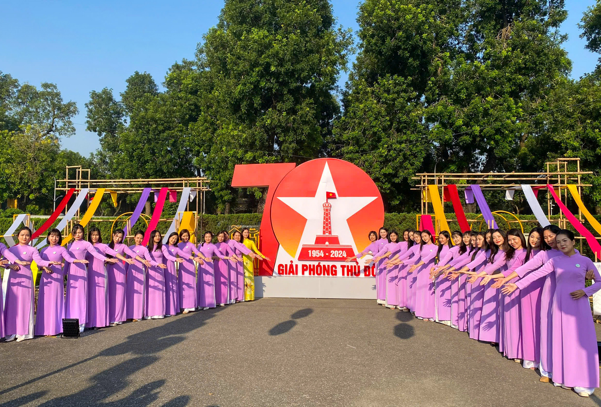 Carnaval kết hợp những chương trình đồng diễn dân vũ với Áo dài trên nền các ca khúc “Người Hà Nội-Tiến về Hà Nội-Hà Nội những công trình” qua phần thể hiện của 1.014 phụ nữ Thủ đô.