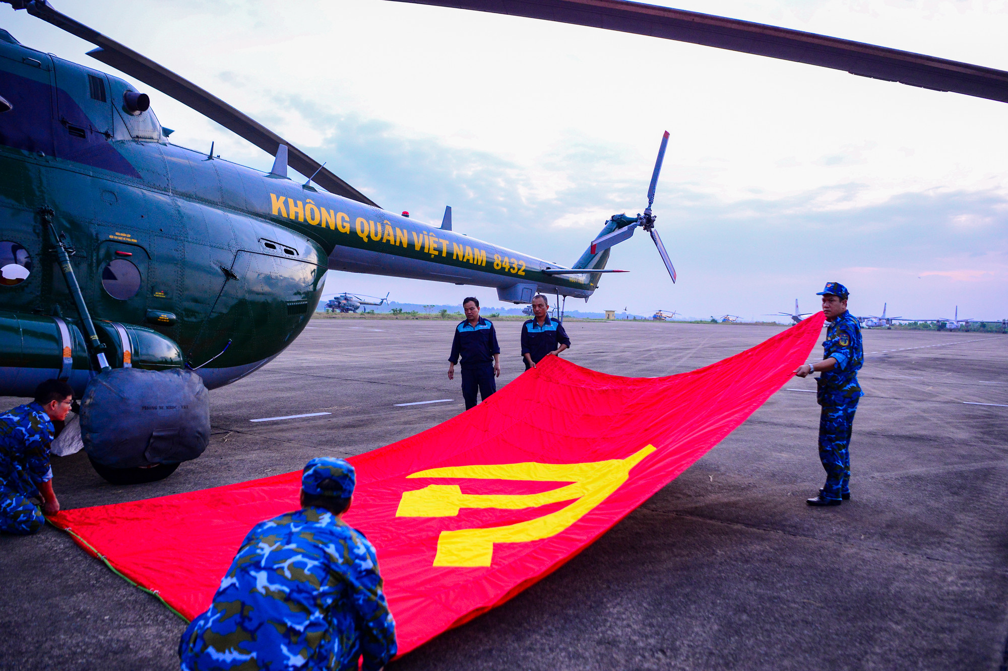 Lá cờ Đảng, cờ Tổ quốc có kích thước giống nhau khoảng 20m2, với cục đối trọng nặng 120kg ở dưới cùng cáp dây, nhằm kéo căng lá cờ khi bay trên không.