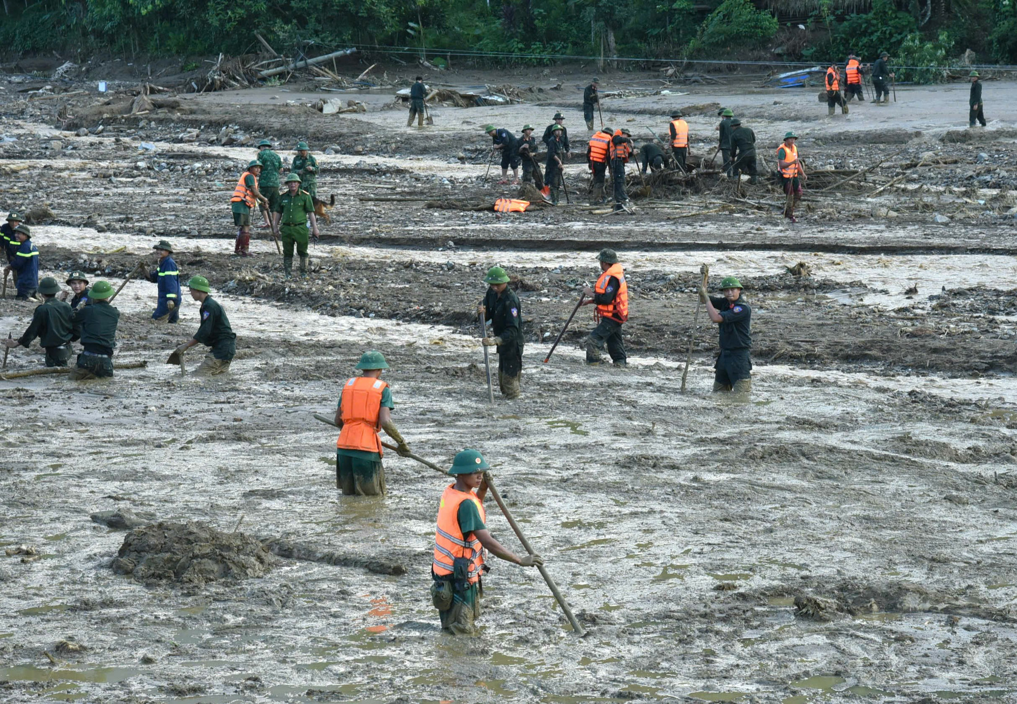 Các lực lượng vẫn nỗ lực tìm kiếm những người mất tích.