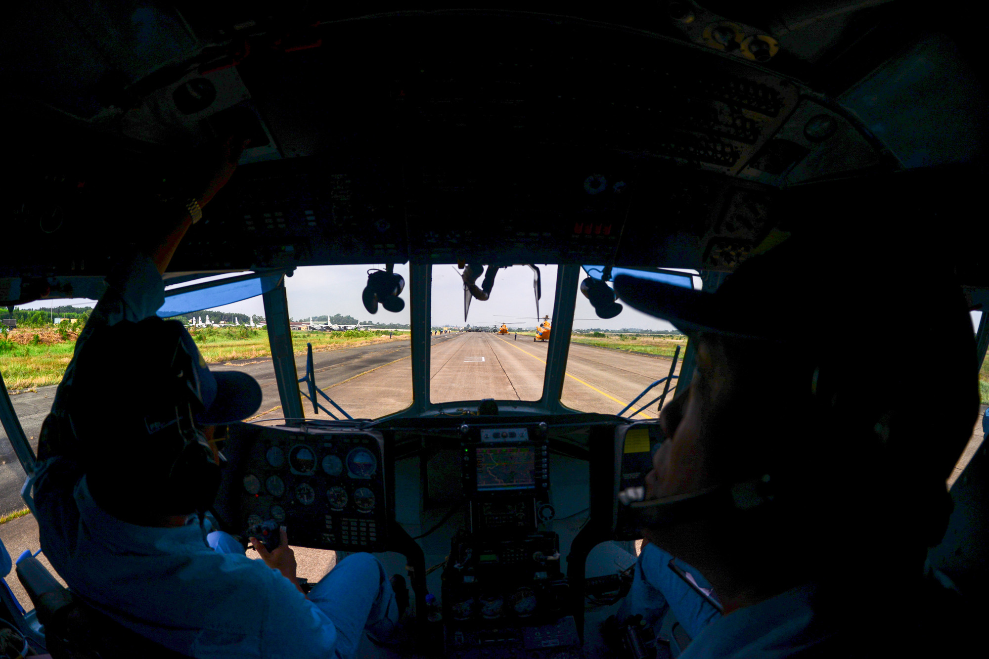 Sau khi về đúng vị trí đậu, lực lượng kỹ thuật máy và kíp bay nhanh chóng bắt tay vào kiểm tra toàn diện.