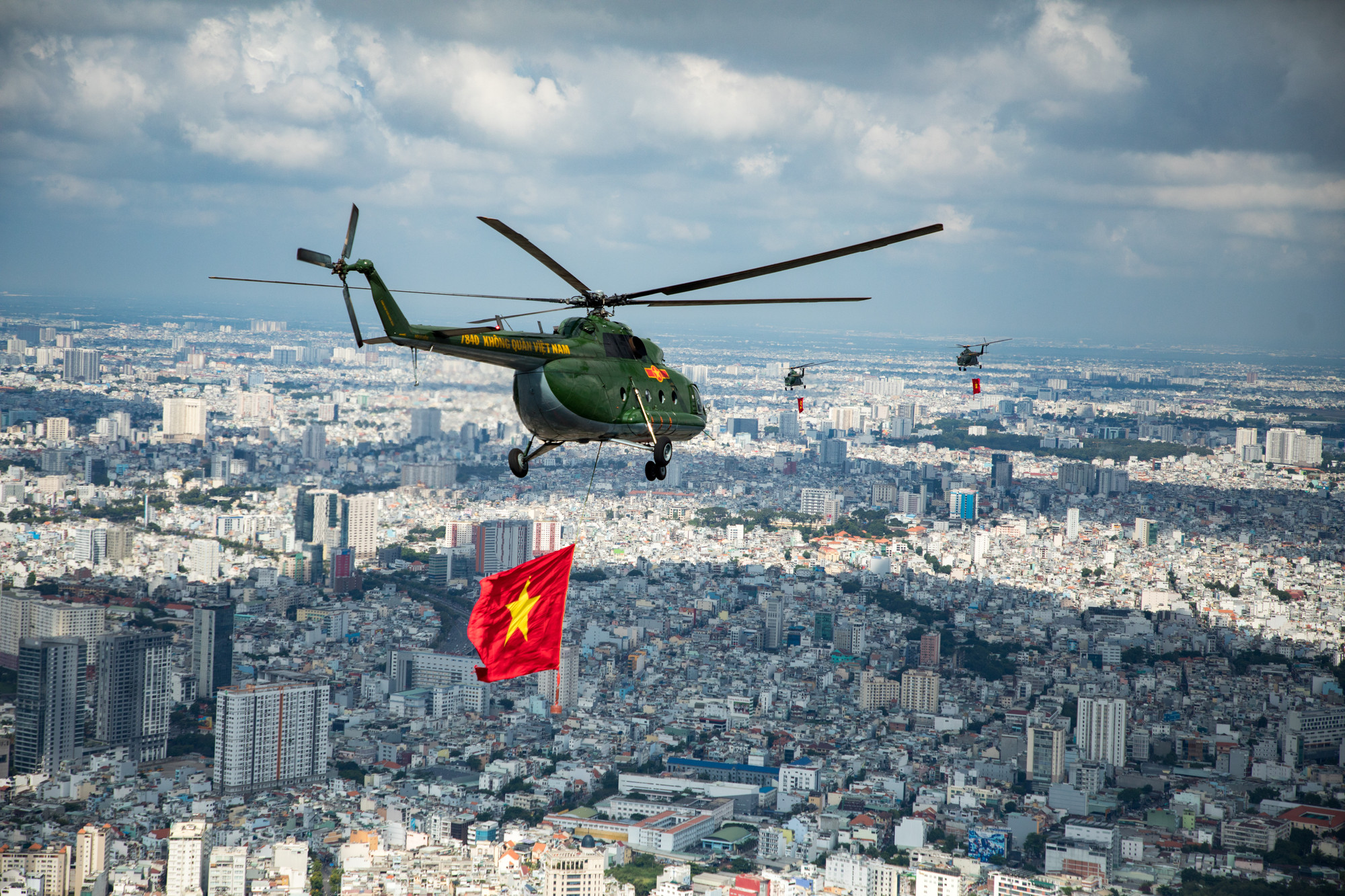 10 trực thăng bay kéo cờ Đảng, cờ Tổ quốc trên bầu trời Thành phố Hồ Chí Minh để chuẩn bị cho Đại lễ 30/4.