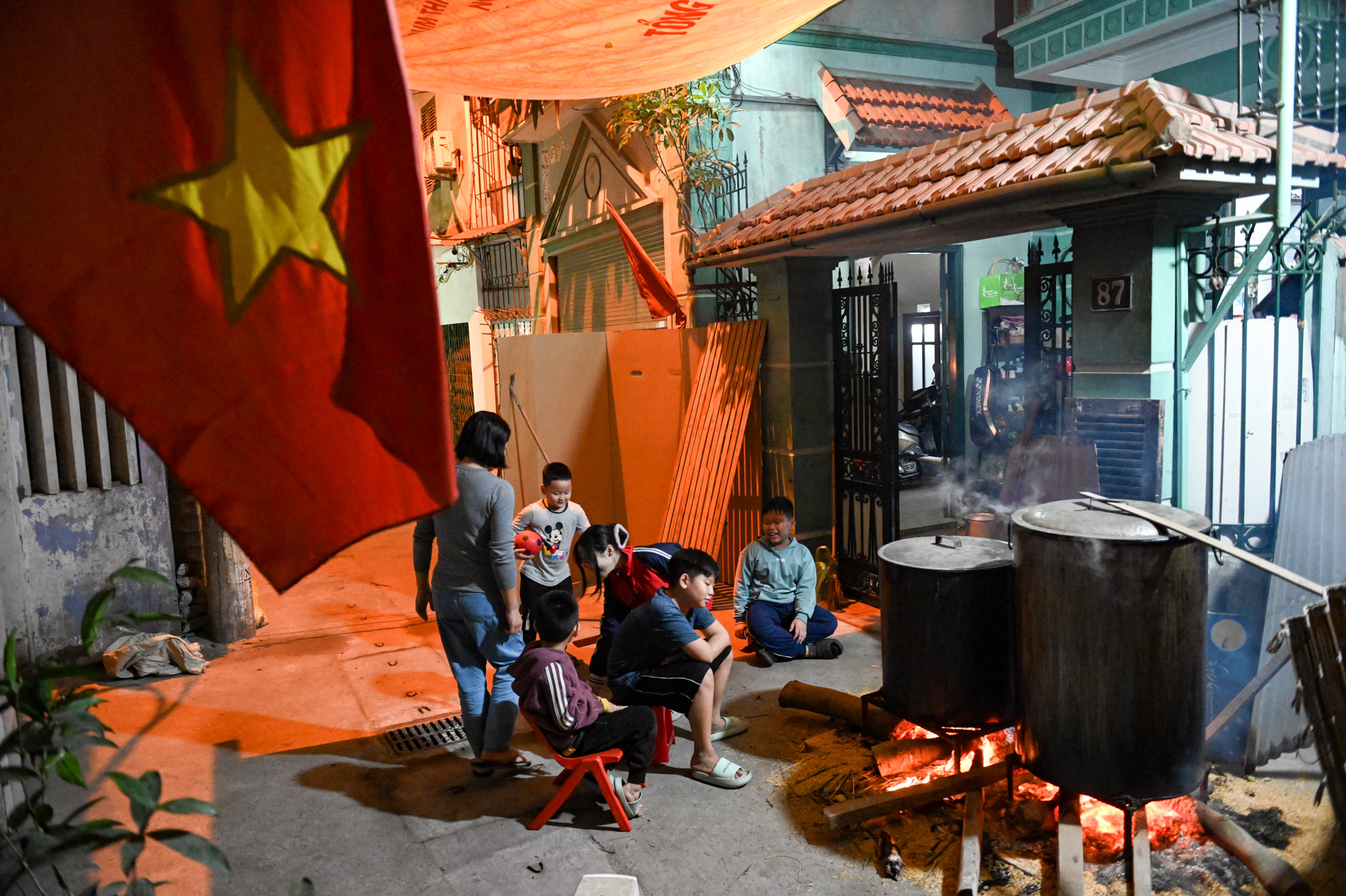 Đại gia đình chị Tuyền quây quần, thức canh nồi bánh chưng trong một con ngõ nhỏ trên đường Vũ Tông Phan. Đại gia đình chị Tuyền quây quần, thức canh nồi bánh chưng trong một con ngõ nhỏ trên đường Vũ Tông Phan.