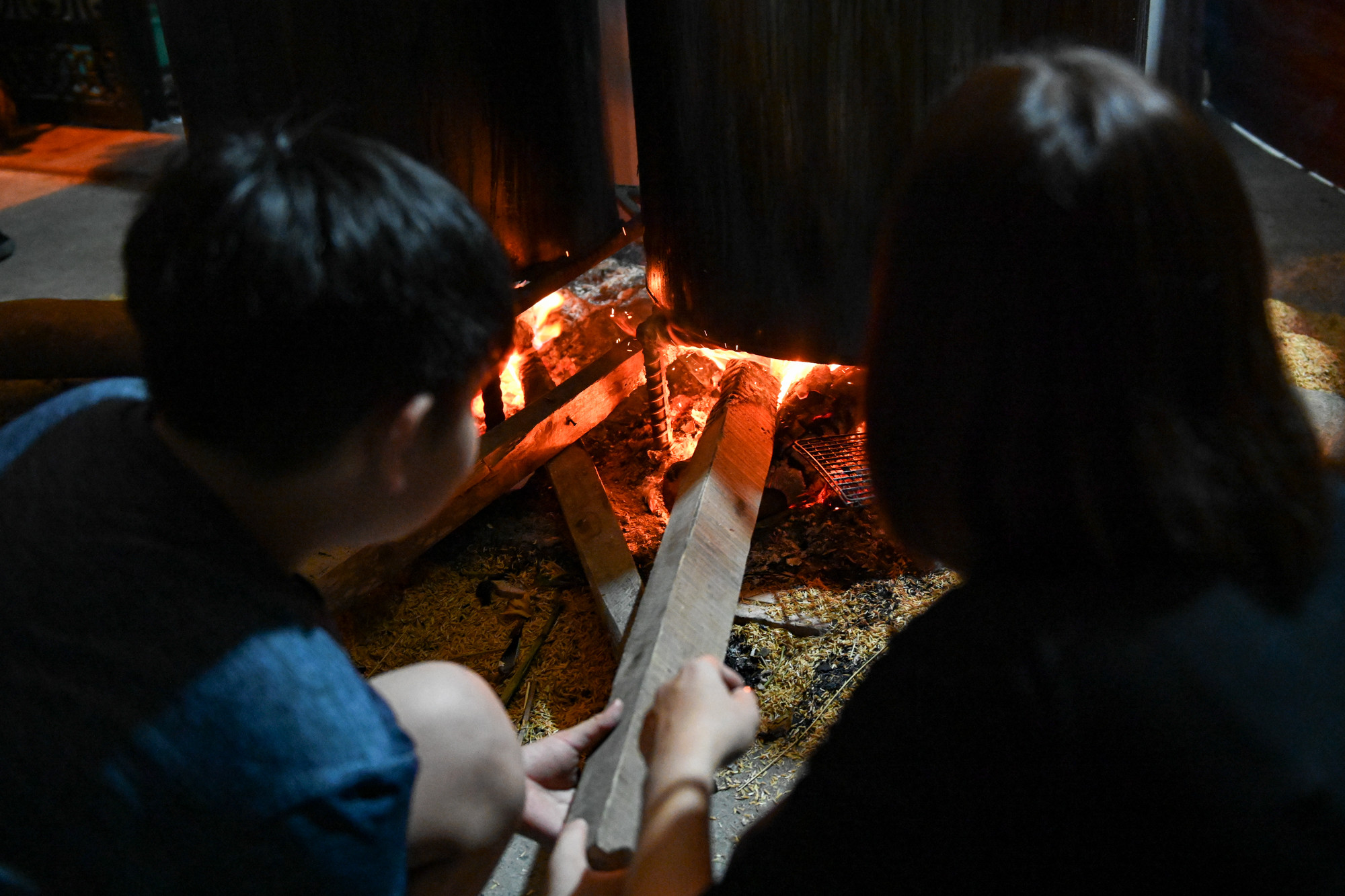 Những đứa trẻ được người lớn dạy cho cách luộc bánh, cả gia đình cùng canh nồi bánh chưng. Những đứa trẻ được người lớn dạy cho cách luộc bánh, cả gia đình cùng canh nồi bánh chưng.