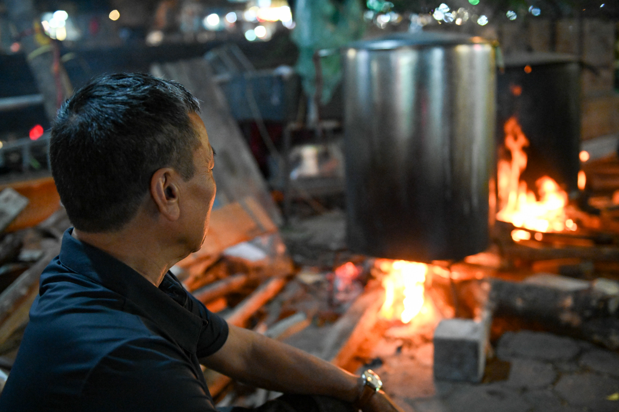 Ông Hàn (64 tuổi) sống tại phố Khương Đình (quận Thanh Xuân) cho biết: "Năm nay, gia đình tôi bắt đầu luộc bánh chưng từ ngày 25 tháng Chạp Âm lịch, và đến 29 Tết ngày nào cũng đỏ lửa như thế này. Bánh chưng nhà làm chủ yếu phục vụ người thân, gia đình, hàng xóm xung quanh khu". Ông Hàn (64 tuổi) sống tại phố Khương Đình (quận Thanh Xuân) cho biết: "Năm nay, gia đình tôi bắt đầu luộc bánh chưng từ ngày 25 tháng Chạp Âm lịch, và đến 29 Tết ngày nào cũng đỏ lửa như thế này. Bánh chưng nhà làm chủ yếu phục vụ người thân, gia đình, hàng xóm xung quanh khu".