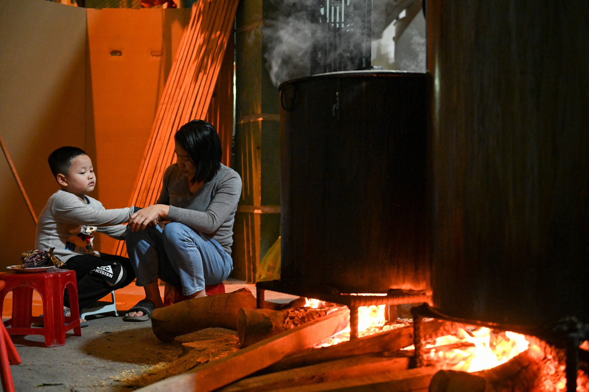 Nồi bánh chưng nghi ngút khói trên vỉa hè, trong những con ngõ nhỏ ở Hà Nội, hình ảnh chỉ có thể thấy những ngày cuối cùng của năm. Nồi bánh chưng nghi ngút khói trên vỉa hè, trong những con ngõ nhỏ ở Hà Nội, hình ảnh chỉ có thể thấy những ngày cuối cùng của năm.