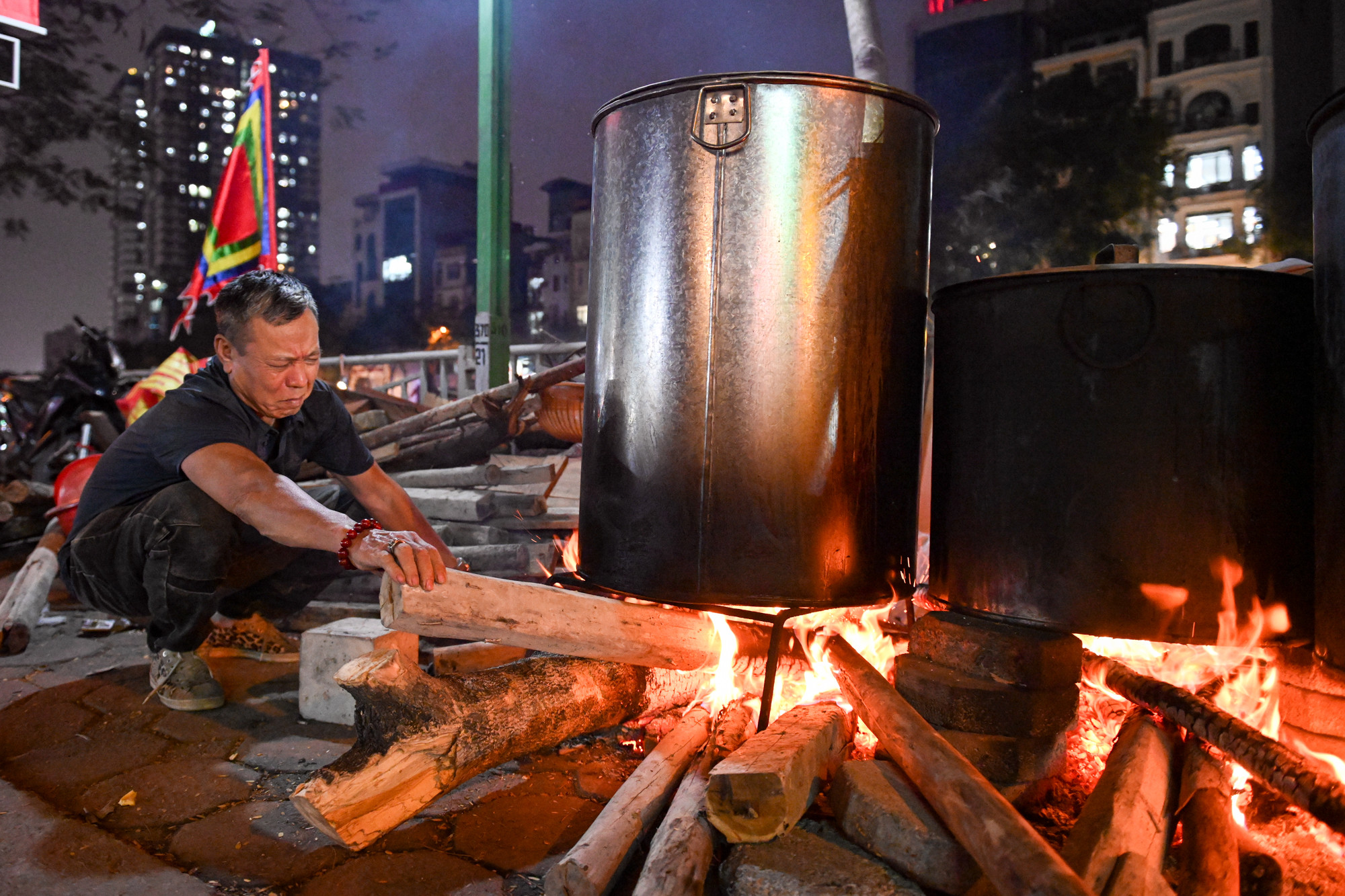 Tại nhiều con phố, con ngõ nhỏ của Hà Nội nhiều gia đình bắt đầu quây quần, thức xuyên đêm bên nồi bánh chưng nghi ngút khói. Tại nhiều con phố, con ngõ nhỏ của Hà Nội nhiều gia đình bắt đầu quây quần, thức xuyên đêm bên nồi bánh chưng nghi ngút khói.