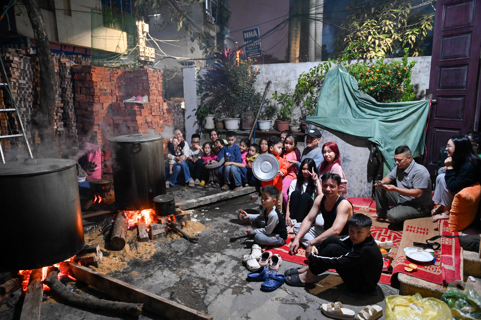Với nhiều gia đình, nếu không tự tay làm ra những chiếc bánh chưng thì không khí Tết sẽ không trọn vẹn. Với nhiều gia đình, nếu không tự tay làm ra những chiếc bánh chưng thì không khí Tết sẽ không trọn vẹn.