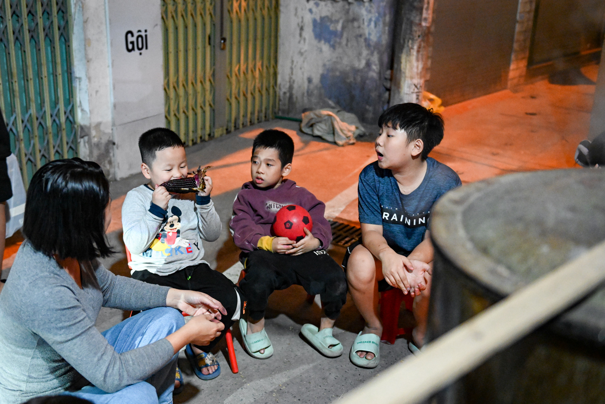 Chị Tuyền cho biết: "Khoảng 12 năm trước, tôi về làm dâu thì đã có truyền thống nấu bánh chưng ngày Tết của gia đình. Đây cũng là dịp hằng năm gia đình lại được quây quần đầy đủ nhất". Chị Tuyền cho biết: "Khoảng 12 năm trước, tôi về làm dâu thì đã có truyền thống nấu bánh chưng ngày Tết của gia đình. Đây cũng là dịp hằng năm gia đình lại được quây quần đầy đủ nhất".