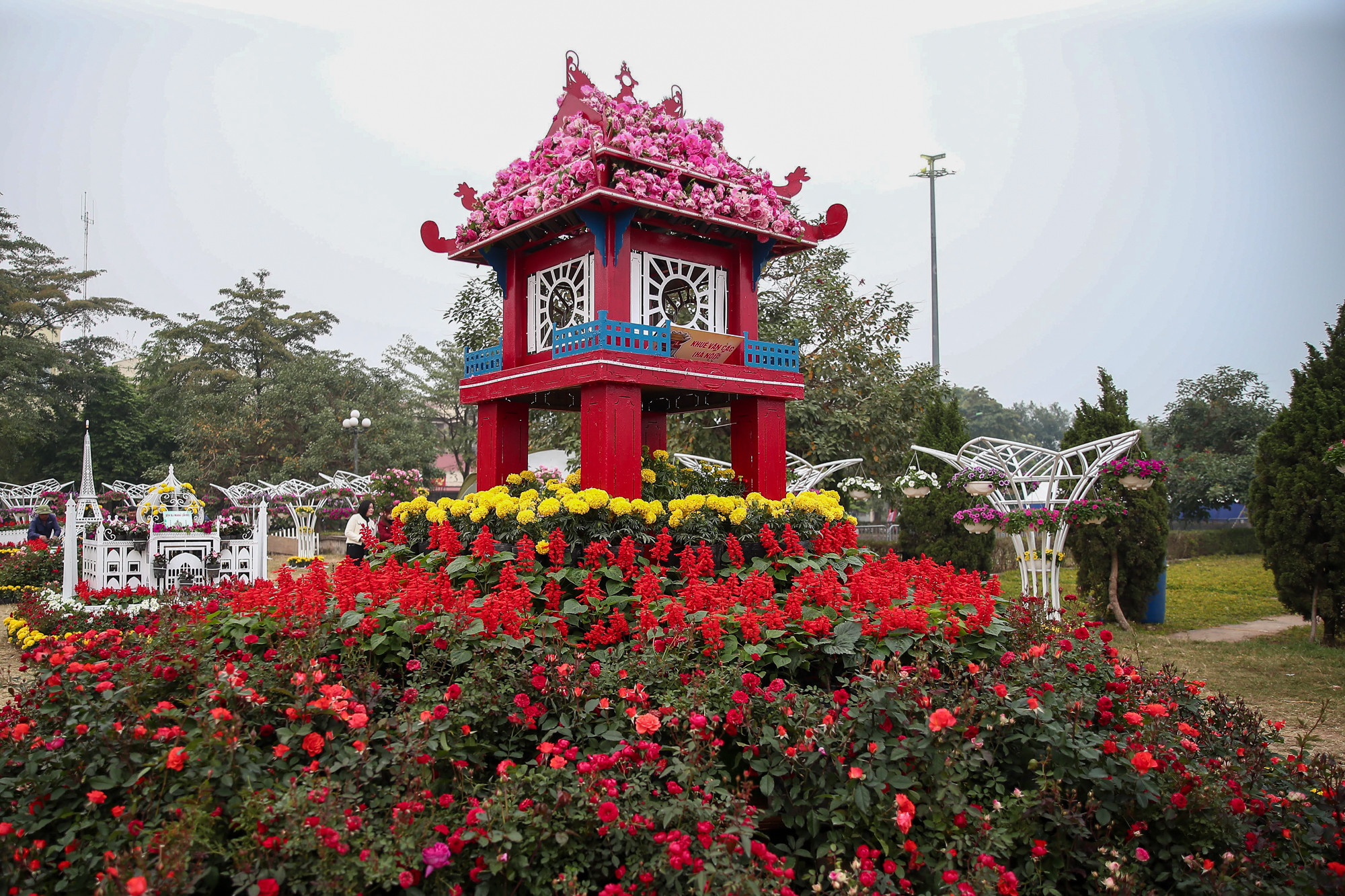 Điểm nhấn của Festival là 10 module hoa chính và 8 tiểu cảnh được các nghệ nhân sắp đặt, thiết kế theo từng chủ đề và trang trí từ các loại hoa được trồng trên mảnh đất Mê Linh, kết hợp với công nghệ ánh sáng, tạo nên một không gian hiện đại rực rỡ sắc màu.