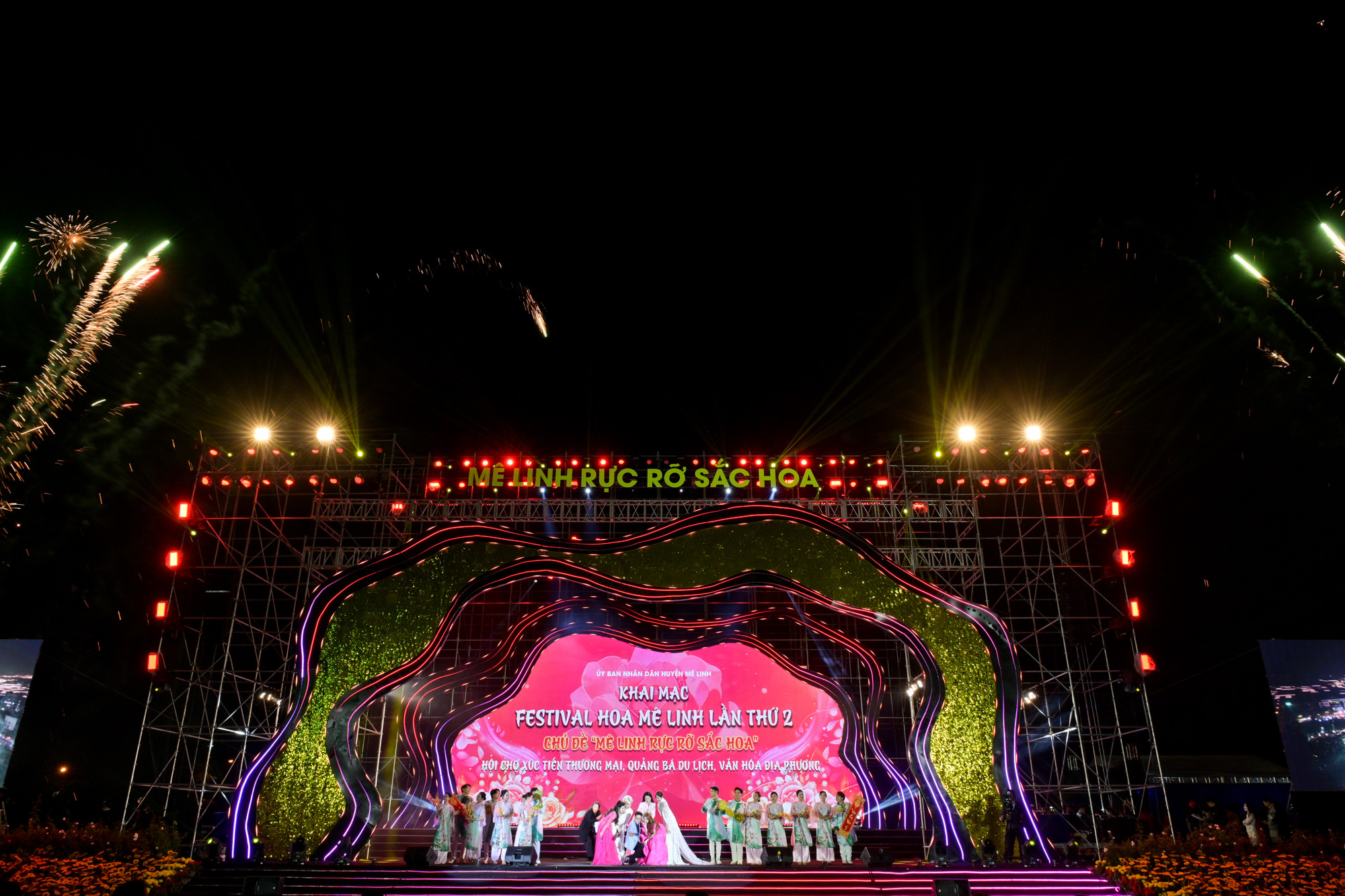 Kết thúc chương trình khai mạc là màn bắn pháo hoa kéo dài khoảng 20 phút.