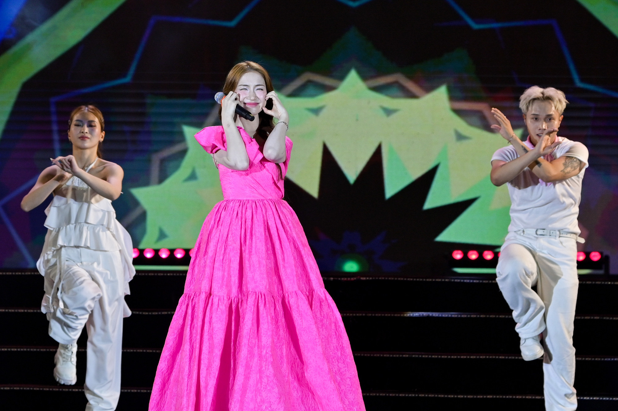 Ca sĩ Hòa Minzy rực rỡ trên sân khấu.