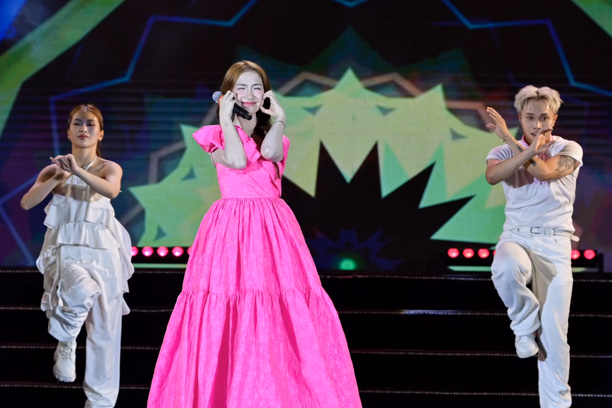 Ca sĩ Hòa Minzy rực rỡ trên sân khấu.