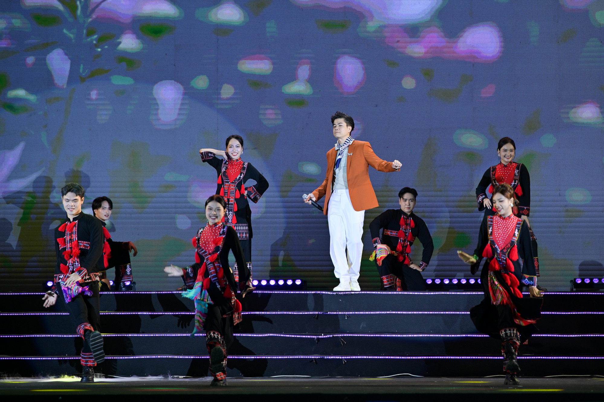 Ca sĩ Đinh Mạnh Ninh với những ca khúc sôi động trên sân khấu Festival hoa Mê Linh.