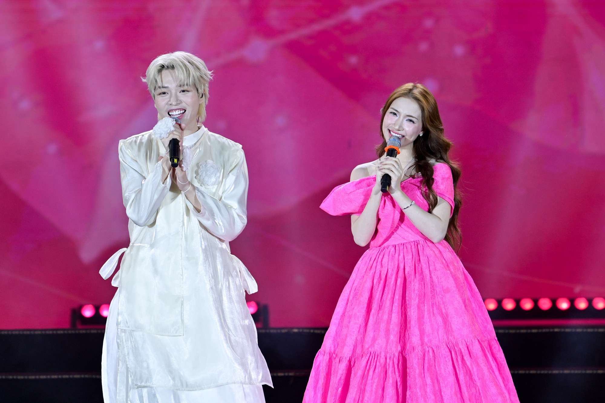 Hoà Minzy song ca cùng Đức Phúc với những bản ballad nhẹ nhàng cùng dàn sao V-biz mang đến bữa tiệc âm nhạc tại lễ khai mạc Festival hoa Mê Linh 2024.