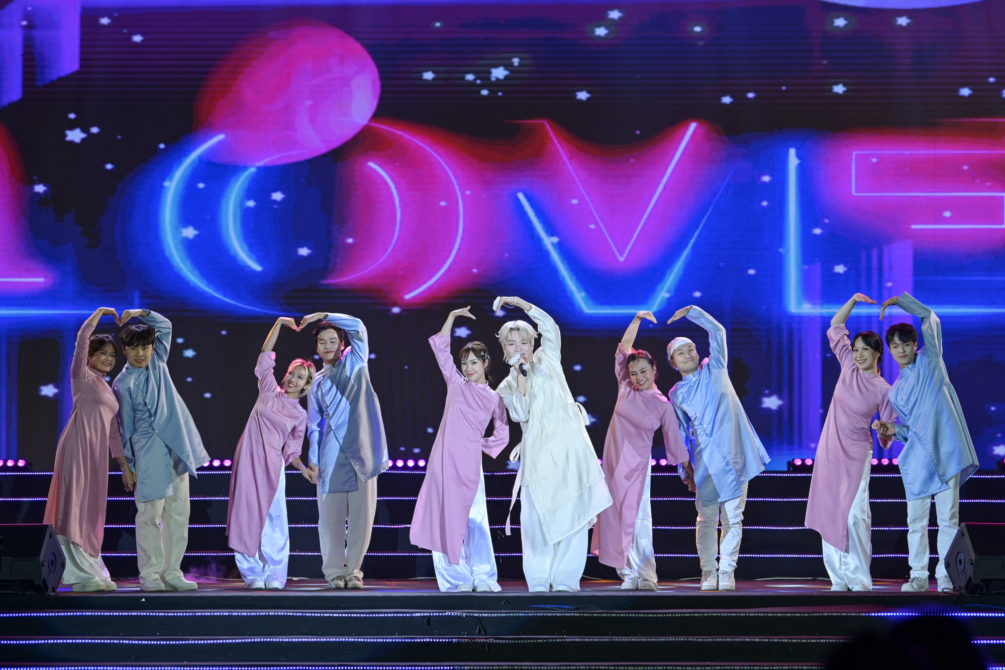 Ca sĩ Đức Phúc đã đem lại bất ngờ cho khán giả với màn trình diễn “Hơn cả yêu".