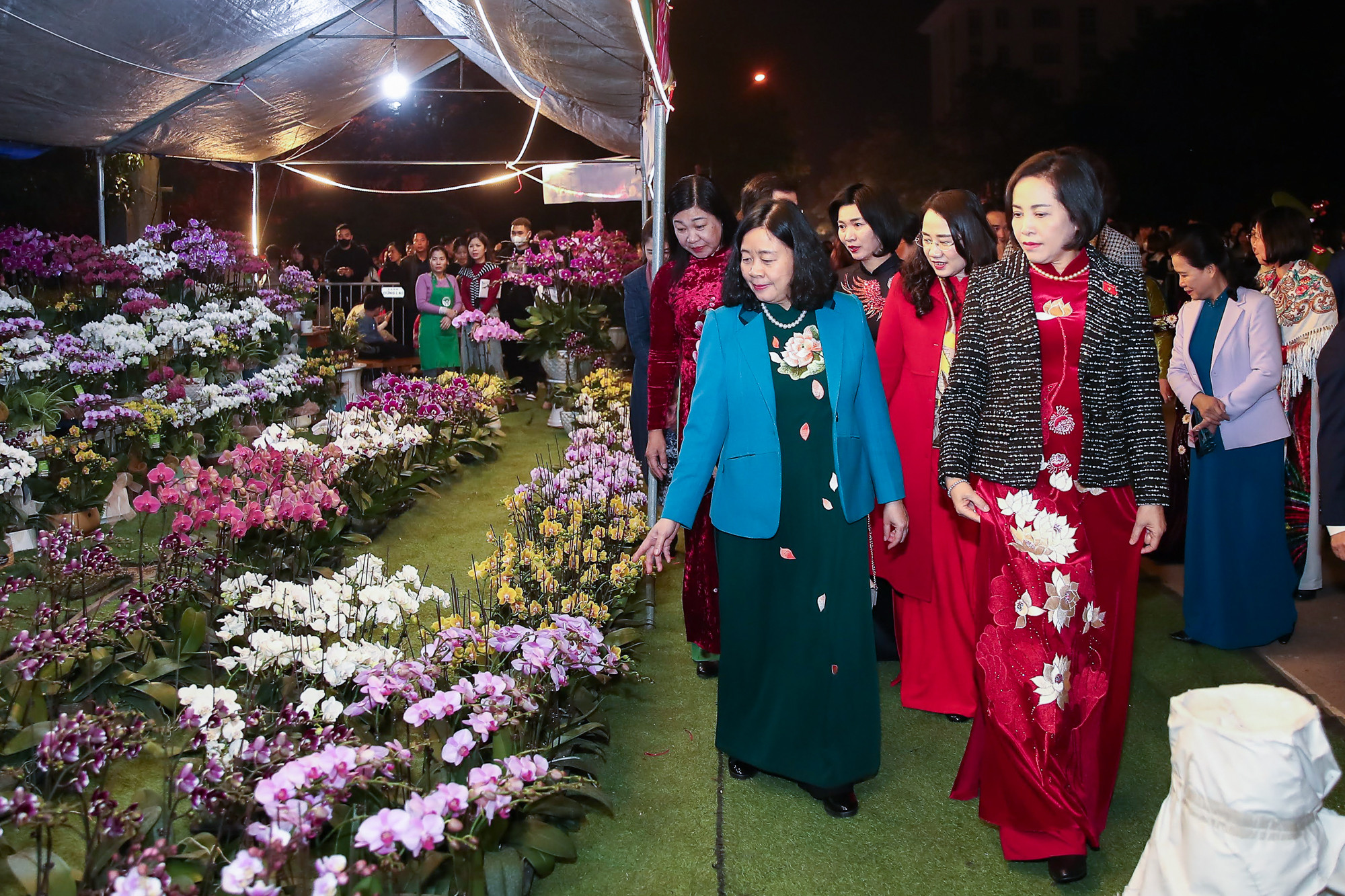 Đồng chí Bùi Thị Minh Hoài, Ủy viên Bộ Chính trị, Bí thư Thành ủy Hà Nội và các đại biểu tại gian trưng bày các sản phẩm hoa.