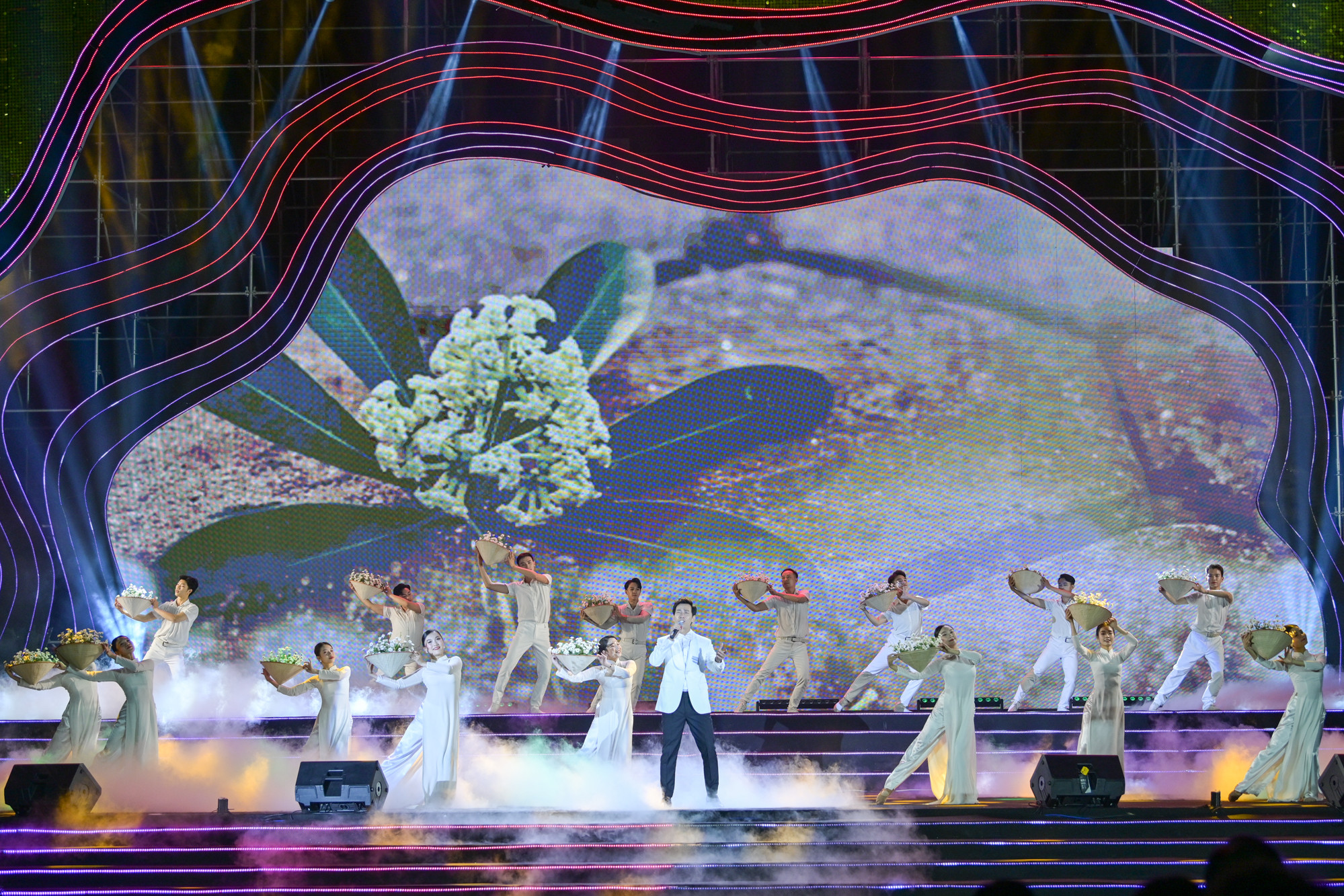 Điểm nhấn của chương trình khai mạc Festival hoa là màn biểu diễn của các ca sĩ nổi tiếng như: Hòa Minzy, Đức Phúc, Đinh Mạnh Ninh, Vũ Thắng Lợi, Lê Anh Dũng, Bùi Lê Mận...