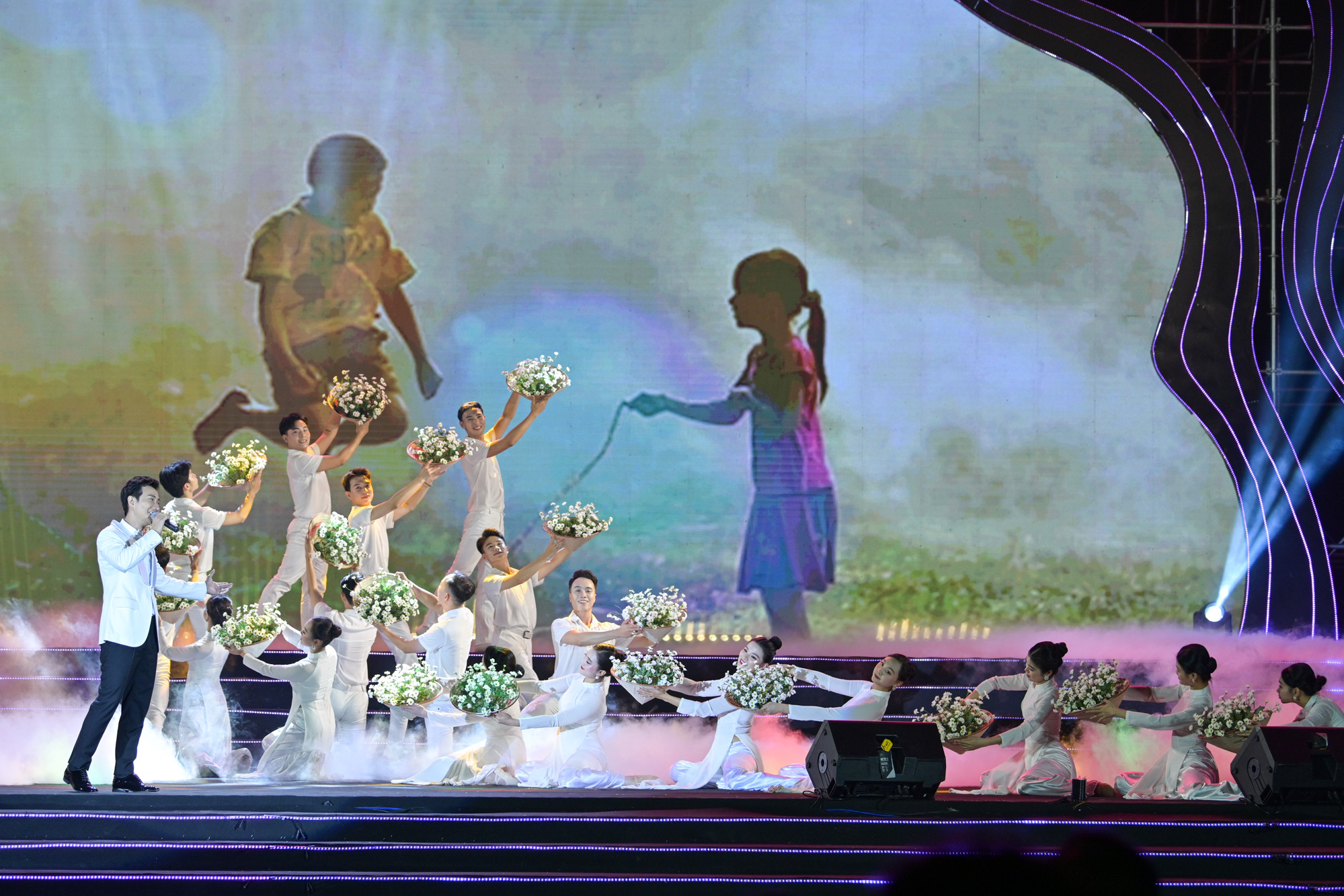 Ca sĩ Lê Anh Dũng với những ca khúc ngọt ngào về quê hương.