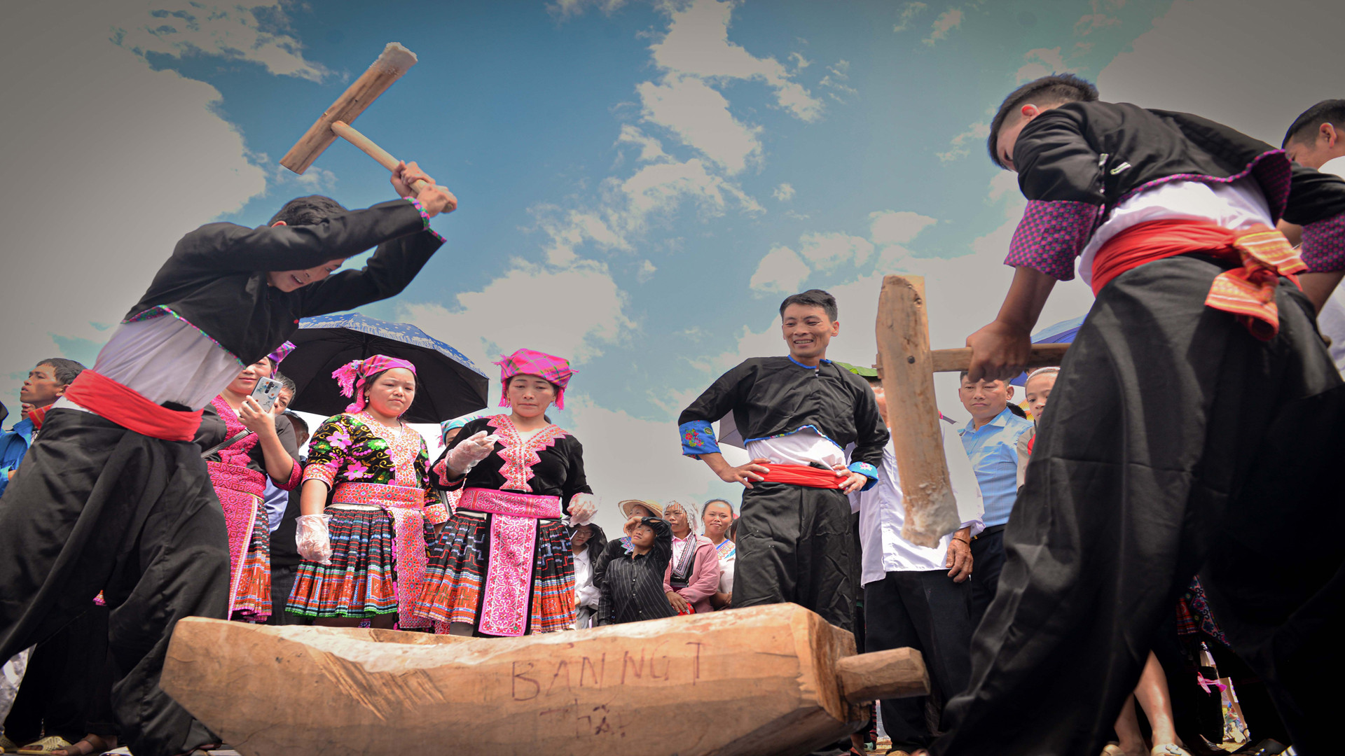 Xôi sẽ được mọi người thay phiên nhau giã liên tục ngay lúc còn nóng để bảo đảm độ nhuyễn, dẻo.