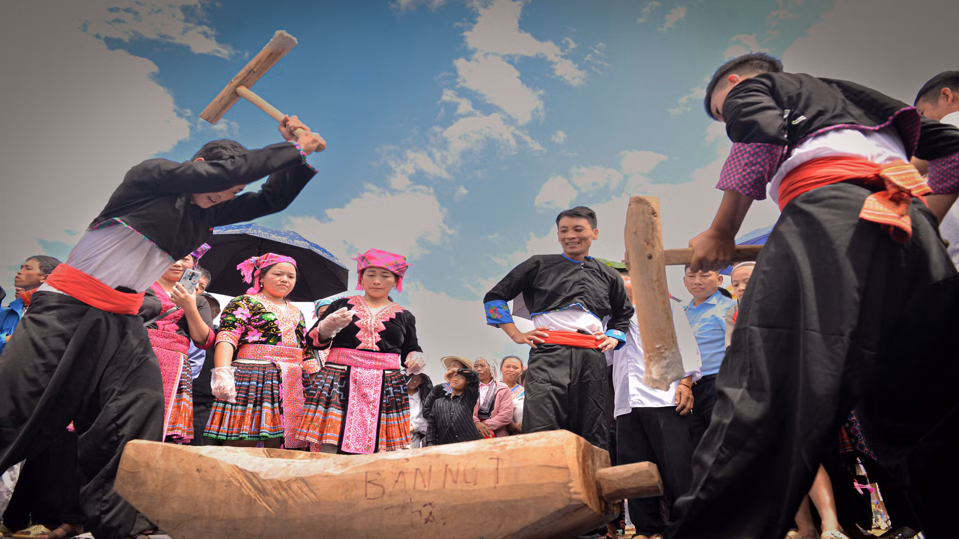 Xôi sẽ được mọi người thay phiên nhau giã liên tục ngay lúc còn nóng để bảo đảm độ nhuyễn, dẻo.