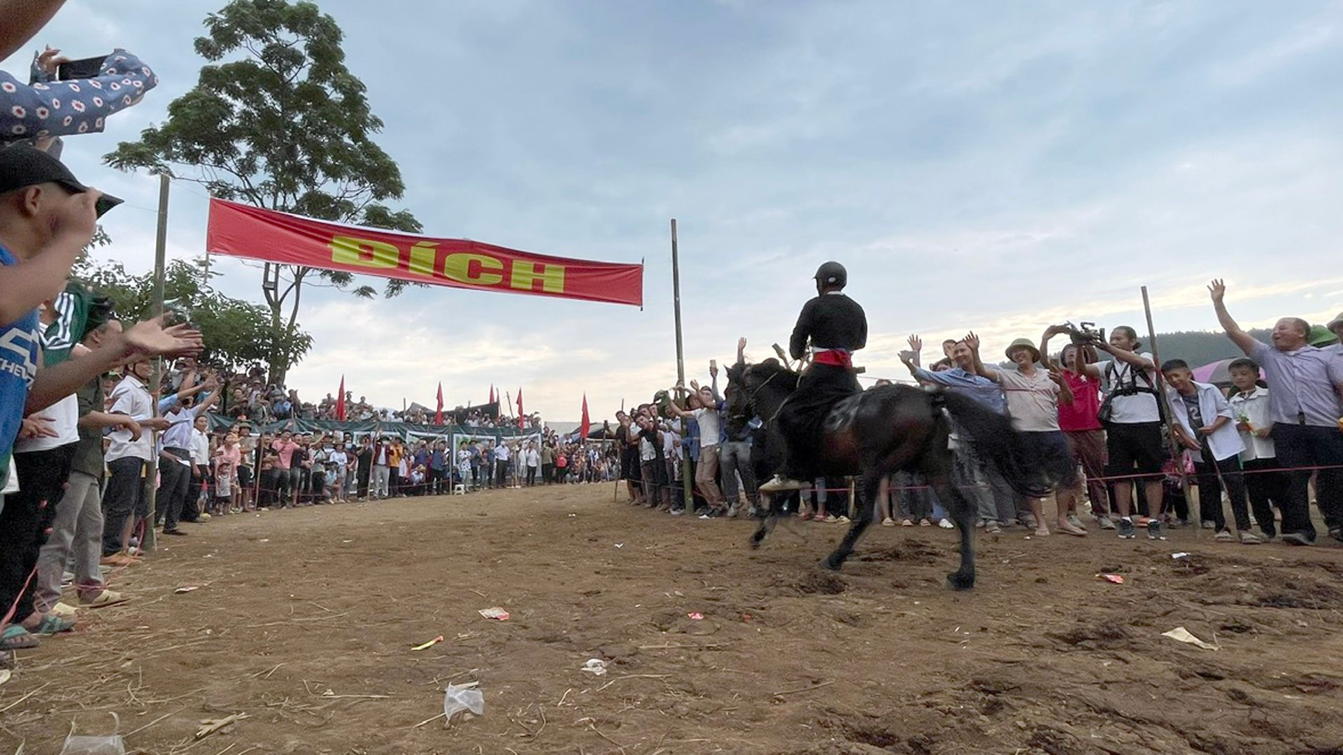 Nhà vô địch chuẩn bị cán đích. Nhà vô địch chuẩn bị cán đích.