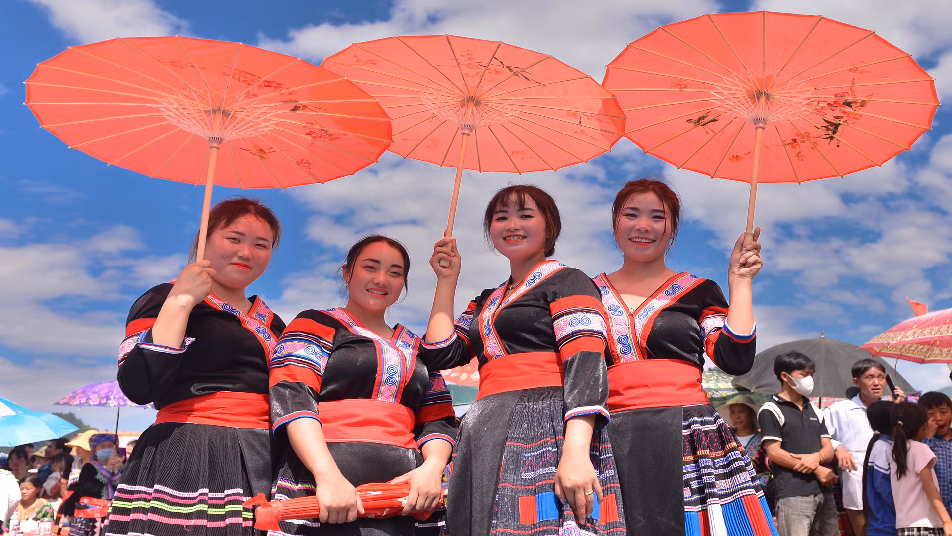 Và tất nhiên cũng không thể thiếu được khán giả, cổ động viên.