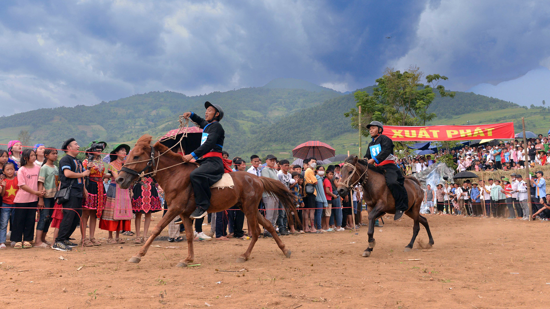 Vận động viên là những nông dân H'Mông. Vận động viên là những nông dân H'Mông.