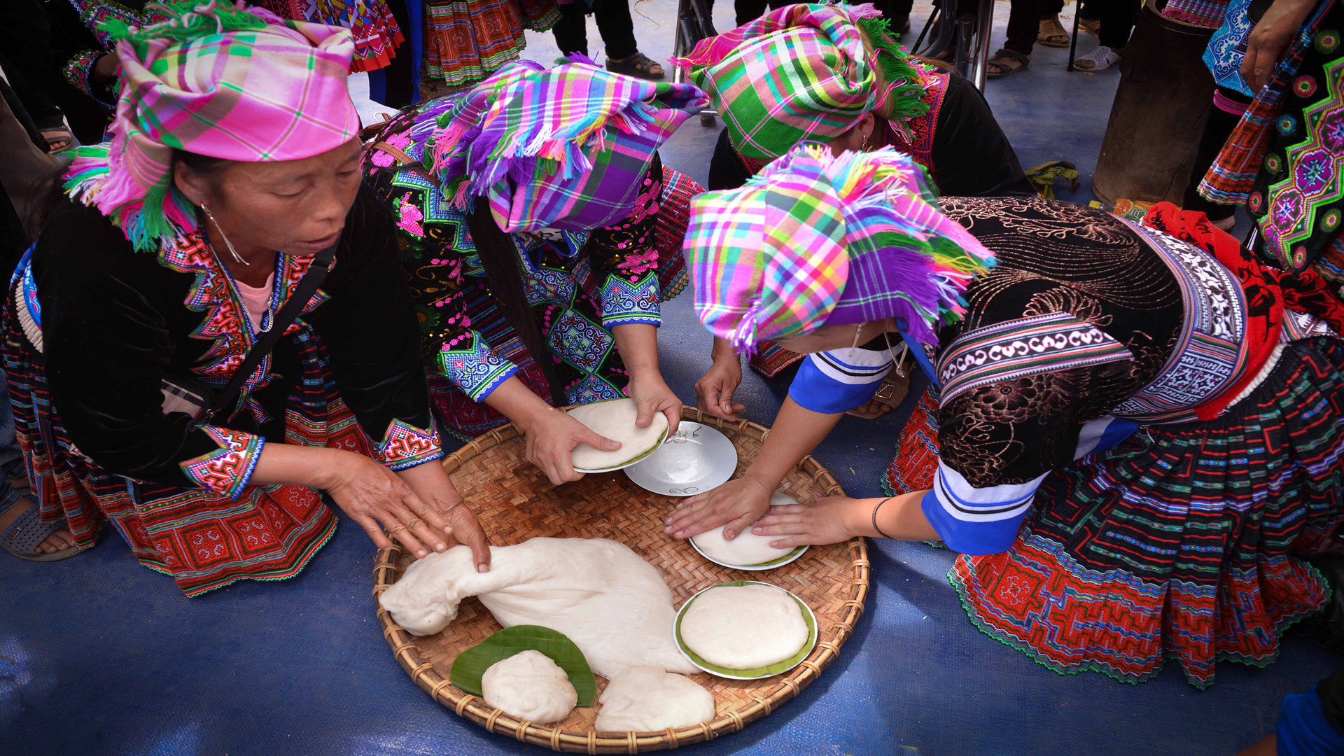 Sau đó sẽ nặn thành bánh.