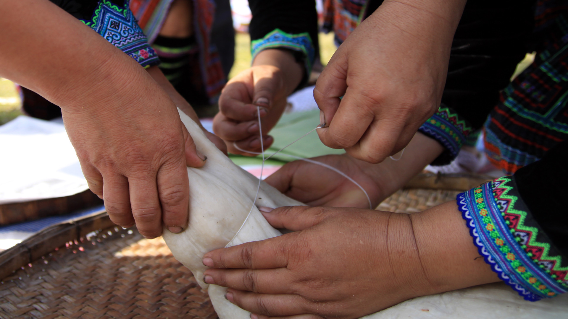 Bà con sẽ bắt xôi sau khi giã xong và cắt thành từng phần.